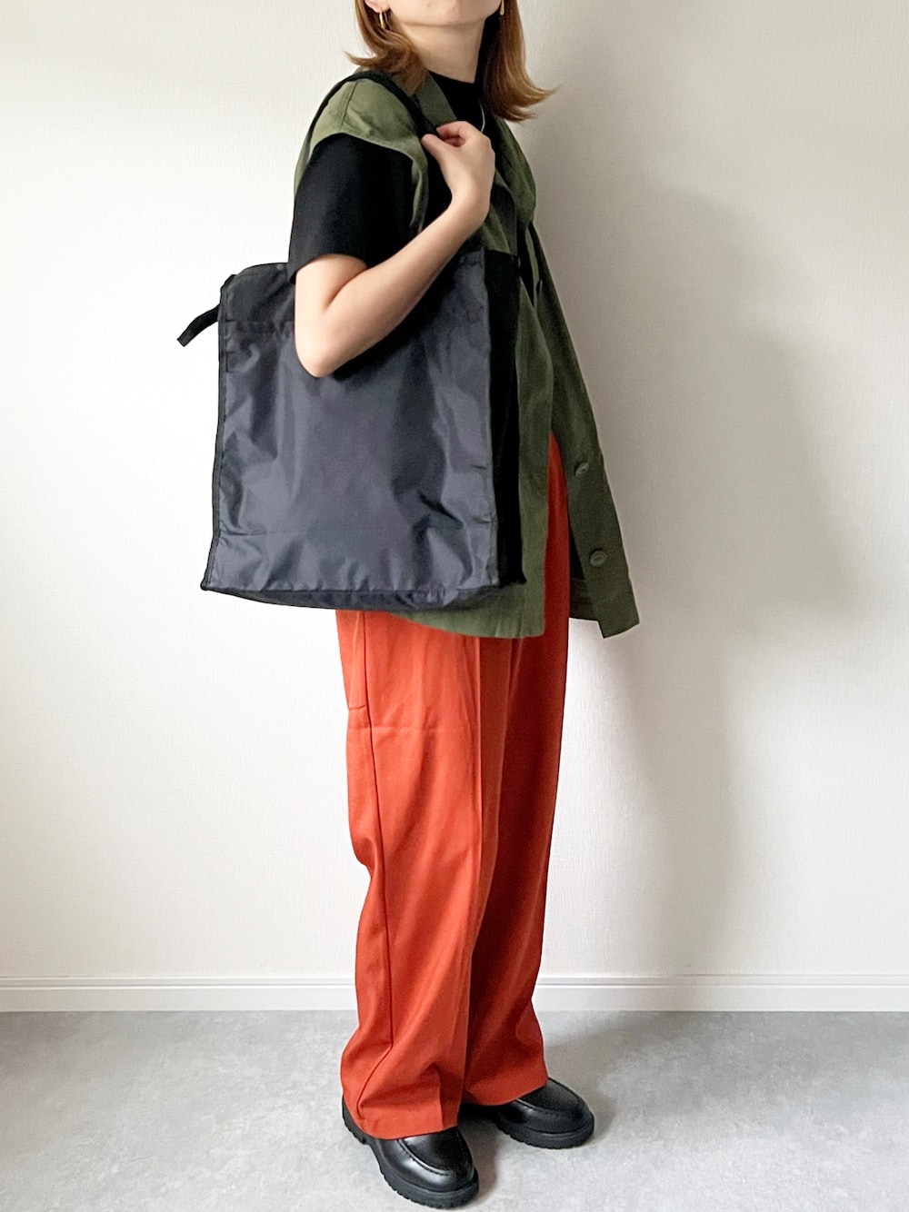 「レスポートサック、lesportsac、カジュアルコーデ、カラーパンツ、ミリタリー、ミリタリーベスト、カジュアル、トートバッグ、夏コーデ、大人カジュアル、ベスト、シンプル、ママコーデ、ootd、ベストコーデ」｜「LeSportsacのLG BOOK TOTE リサイクルドブラックJP（トートバッグ、ブラック系）」を使った、𝚔𝚘さん（レディース・160cm）の夏コーディネートの1枚目の写真