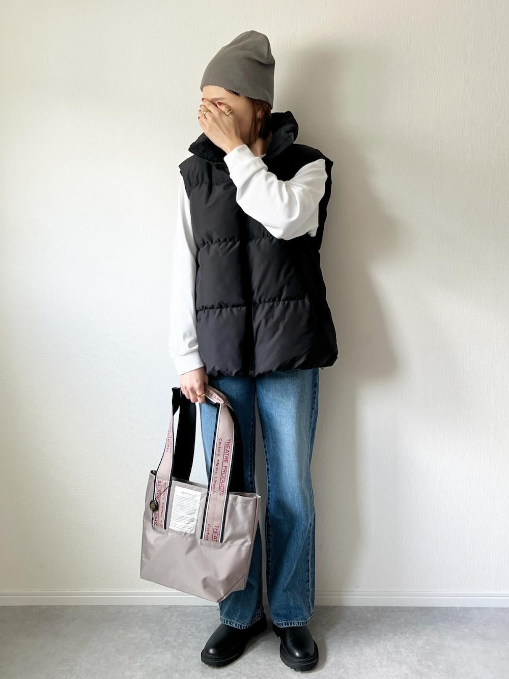 「冬を彩る色いろコーデ、中綿ベスト、ニット帽、デニム、シアタープロダクツ(THEATRE PRODUCTS)、ジャガード、UNIQLO、UNIQLOコーデ、ユニクロ、GU、プチプラ、大人カジュアル、カジュアルコーデ、シンプルコーデ、バッグ」｜「THEATRE PRODUCTSのアイテム（バッグ、グレー系）」を使った、𝚔𝚘さん（レディース・160cm）の冬コーディネートの1枚目の写真