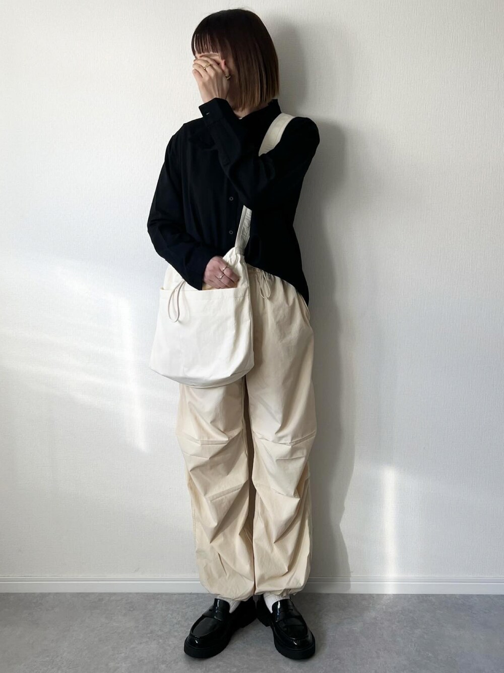 「パンツスタイル、春、ブラウス、シンプルコーデ、ユニクロ、UNIQLO、ユニクロコーデ、シンプル、ママコーデ、ootd、パラシュートパンツ、シンプルスタイル、カジュアルコーデ、春コーデ、カジュアル」｜「UNIQLOのアイテム（パンツ、ホワイト系）」を使った、𝚔𝚘さん（レディース・160cm）の冬コーディネートの1枚目の写真