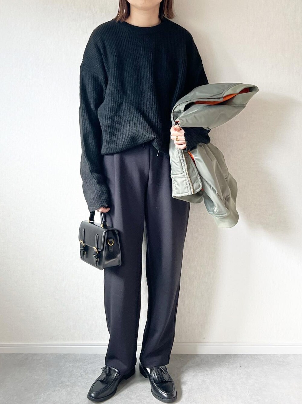 「ニット、ブラック、ブラックコーデ、UNIQLO、スウェットパンツ、ローファー、ベスト、ma1ベスト、大人カジュアル、カジュアルコーデ、プチプラ、オトナカジュアル、シンプルコーデ、カジュアル、クルーネックニット」｜「KACCH.のアイテム（ニット/セーター、ブラック系）」を使った、𝚔𝚘さん（レディース・160cm）の冬コーディネートの1枚目の写真