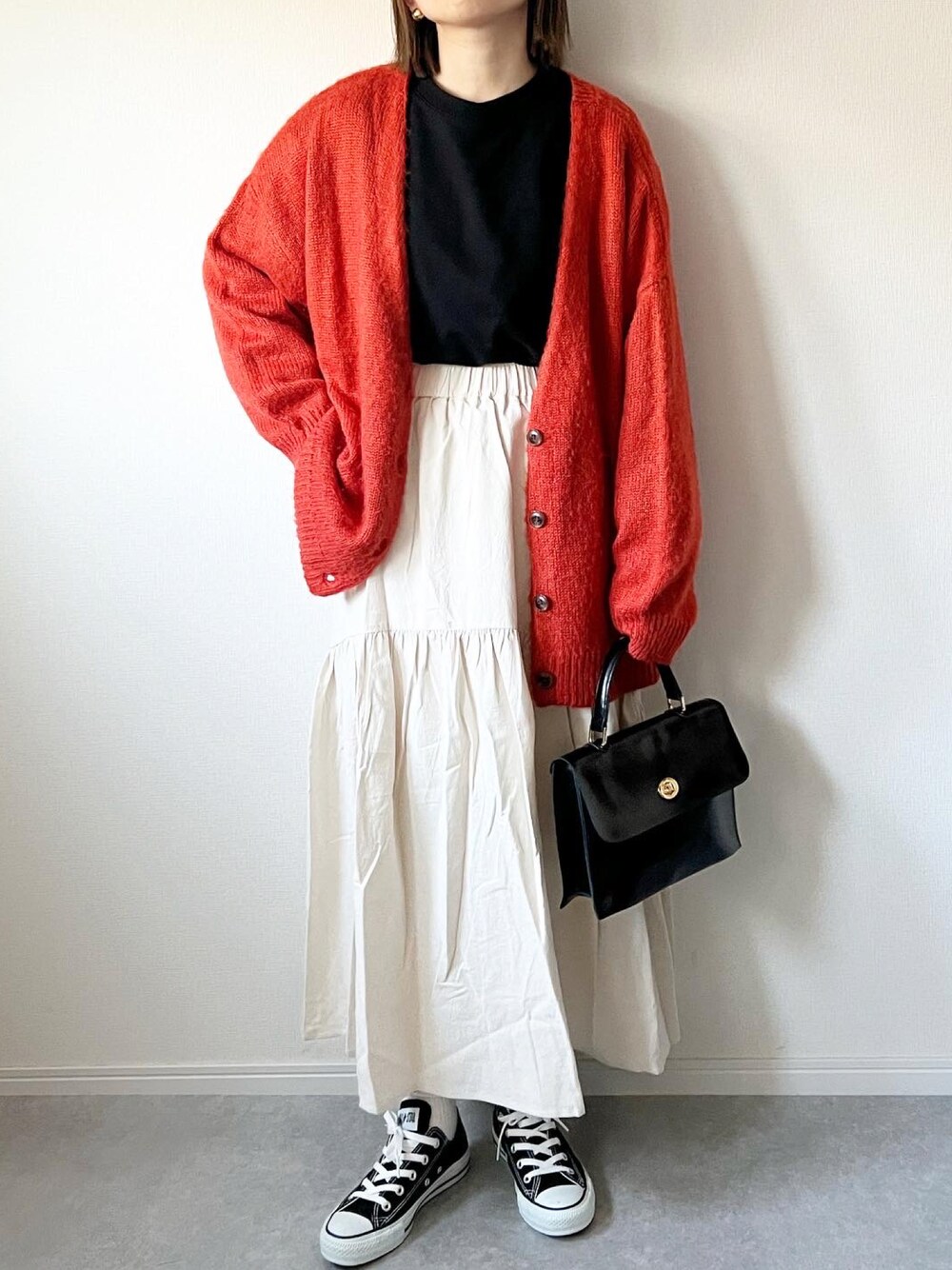 「春服デビュー宣言、カーディガン、春コーデ、ティアードスカート、スカート、GU、プチプラ、ハンドバッグ、オトナカジュアル、春服、ゆるコーデ、プチプラコーデ、スカートスタイル、ロングコート、フレアスカート」｜「GUのアイテム（Tシャツ/カットソー、ブラック系）」を使った、𝚔𝚘さん（レディース・160cm）の春コーディネートの1枚目の写真