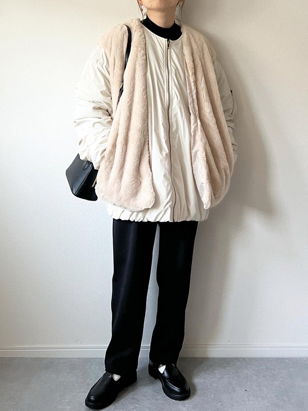 「WEARハロウィン2022、秋服、オトナカジュアル、フェイクファー、MA-1、ユニクロ、UNIQLO、ローファー、スウェットパンツ、アウター、ミニバッグ、ブルゾン、ファーベスト、ノーカラージャケット、カジュアルコーデ」｜「ANGIEのファーベスト付きMA-1（ブルゾン、ホワイト系）」を使った、𝚔𝚘さん（レディース・160cm）の秋コーディネートの1枚目の写真