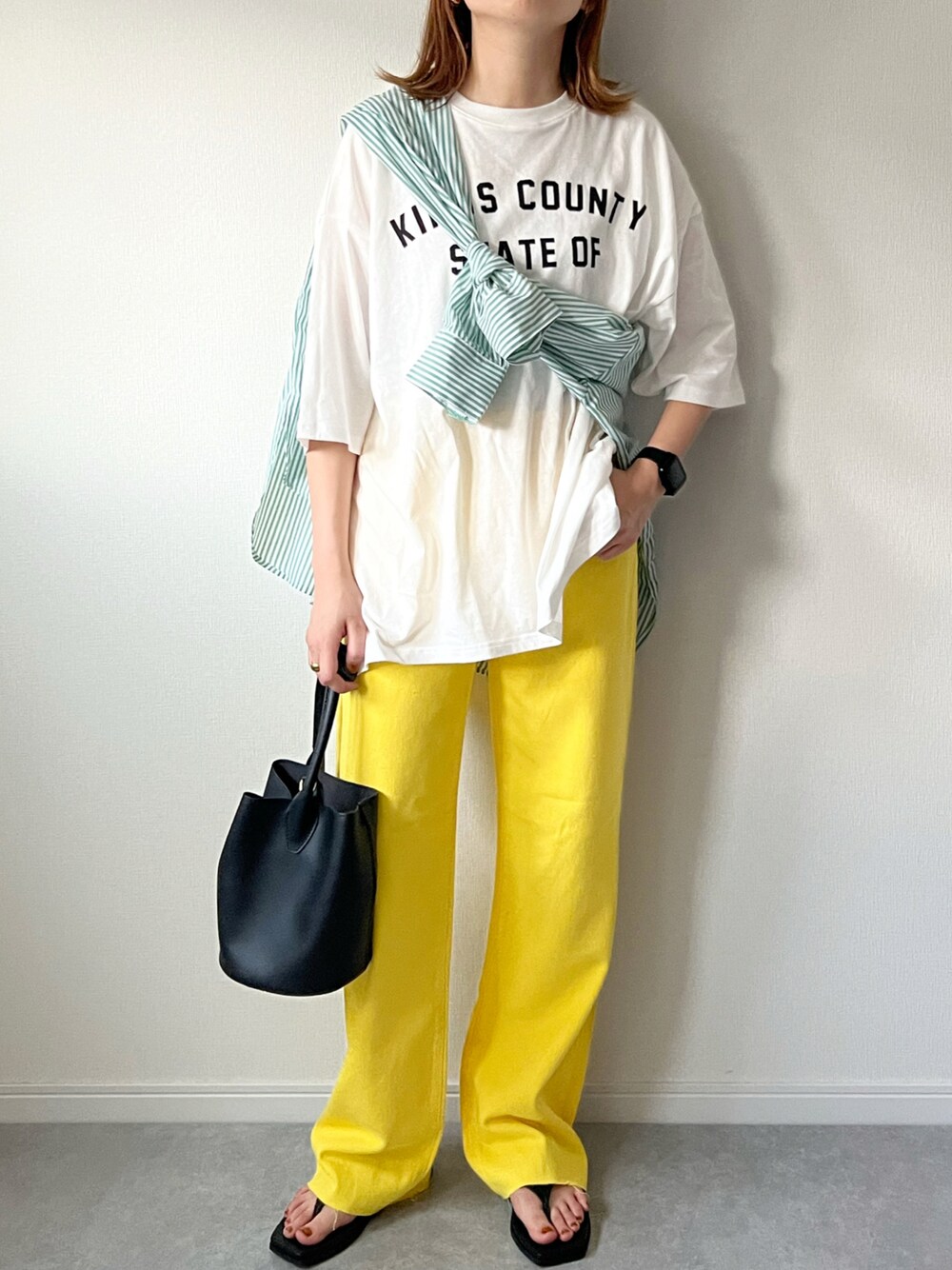 「カラーパンツ、WC、ダブルシー、夏、ストライプシャツ、イエローパンツ、ユニクロ、トングサンダル、ロゴT、白Tシャツ、しまむら、UNIQLO、カジュアル、大人カジュアル、summer」｜「WCのWC/カラーデニムパンツ（デニムパンツ、イエロー系）」を使った、𝚔𝚘さん（レディース・160cm）の夏コーディネートの1枚目の写真