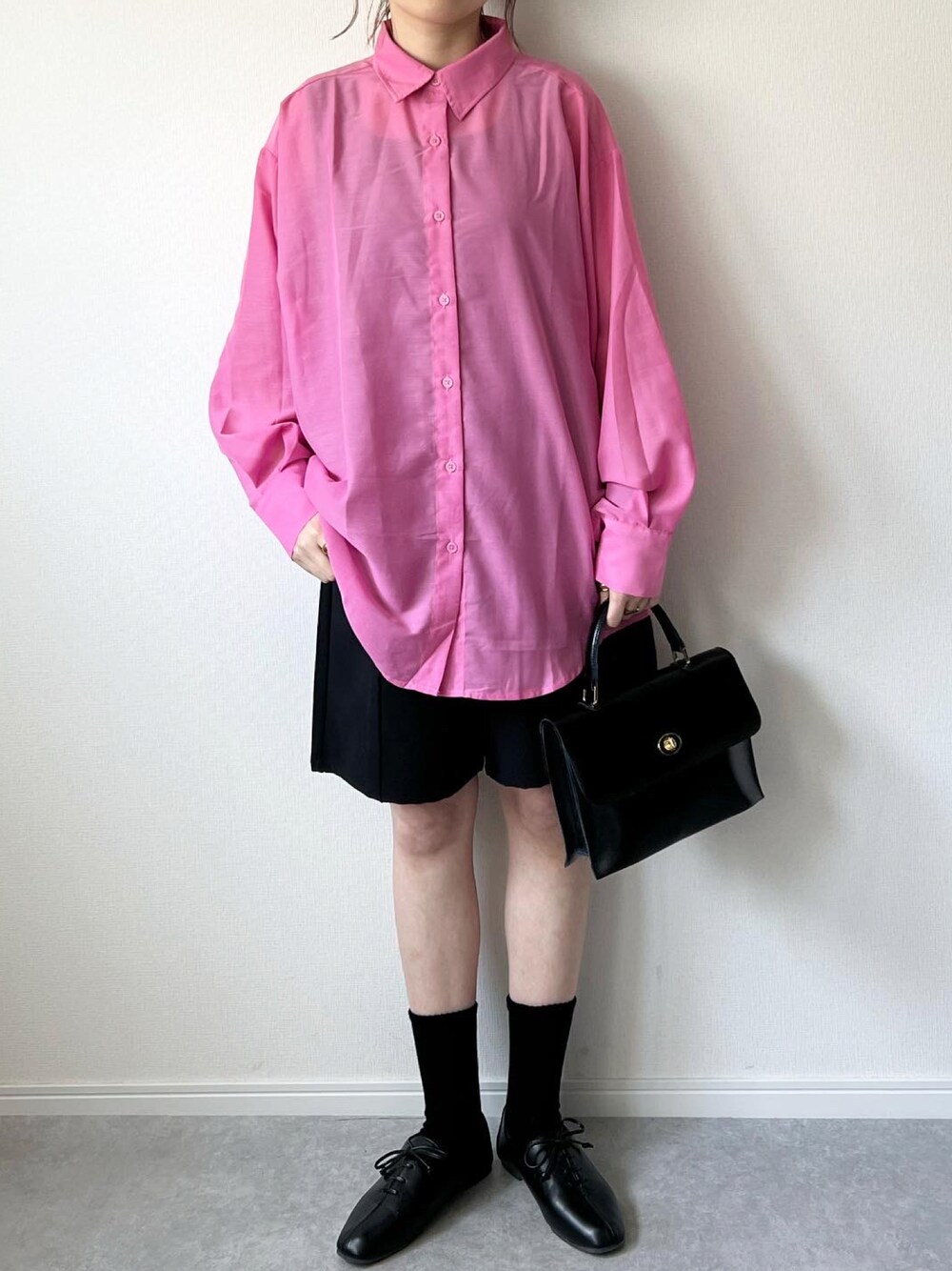 ピンク系のシャツ/ブラウス、ブラック系のその他パンツ、ブラック系のショルダーバッグを着用したレディースの春コーディネートの1枚目の写真
