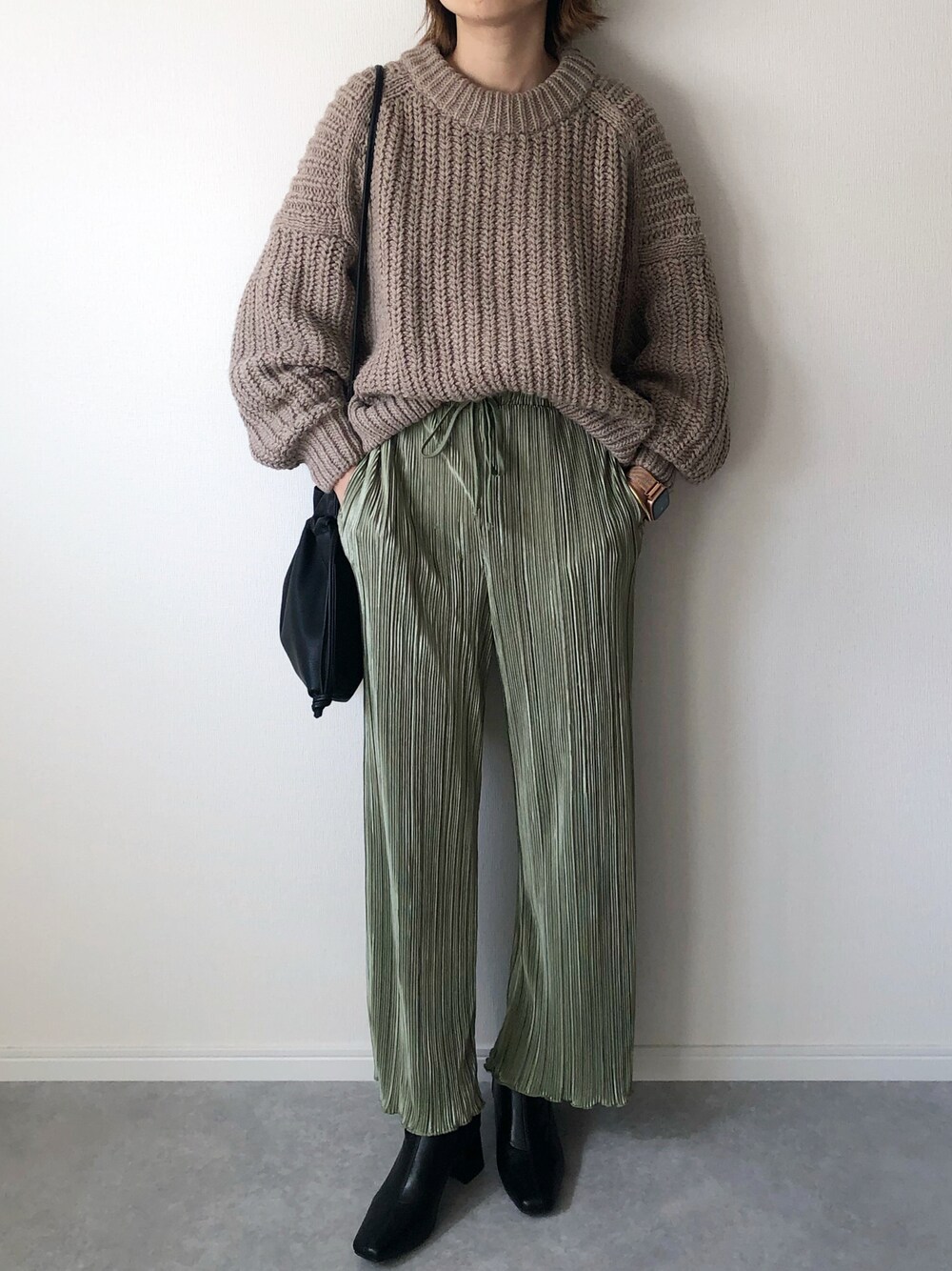 「カジュアルコーデ、H&M、GU、プチプラ、ローゲージニット、ショートブーツ、ブーツ、プチプラコーデ、ママコーデ、着回しコーデ、ootd、ニット、プリーツパンツ、大人カジュアル、お洒落さんとつながりたい」｜「H&Mのアイテム（ニット/セーター、ブラウン系）」を使った、𝚔𝚘さん（レディース・160cm）の秋コーディネートの1枚目の写真