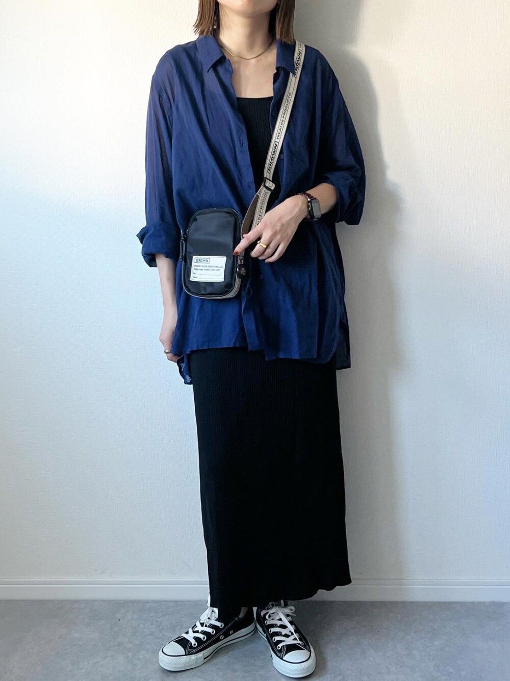 「シアタープロダクツ(THEATRE PRODUCTS)、BROWN THEATRE PRODUCTS、スマホショルダー、デイリーラシット (Daily russet)、ショルダーバッグ、ミニバッグ、大人カジュアル、カジュアルコーデ、シャツスタイル、UNIQLO、GU、ワンピース、カジュアル、秋コーデ、秋のコーデ」｜「BROWN THEATRE PRODUCTSの【BROWN THEATRE PRODUCTS別注】ナイロンスマホショルダーバッグ（ショルダーバッグ、ブラック系）」を使った、𝚔𝚘さん（レディース・160cm）の秋コーディネートの1枚目の写真