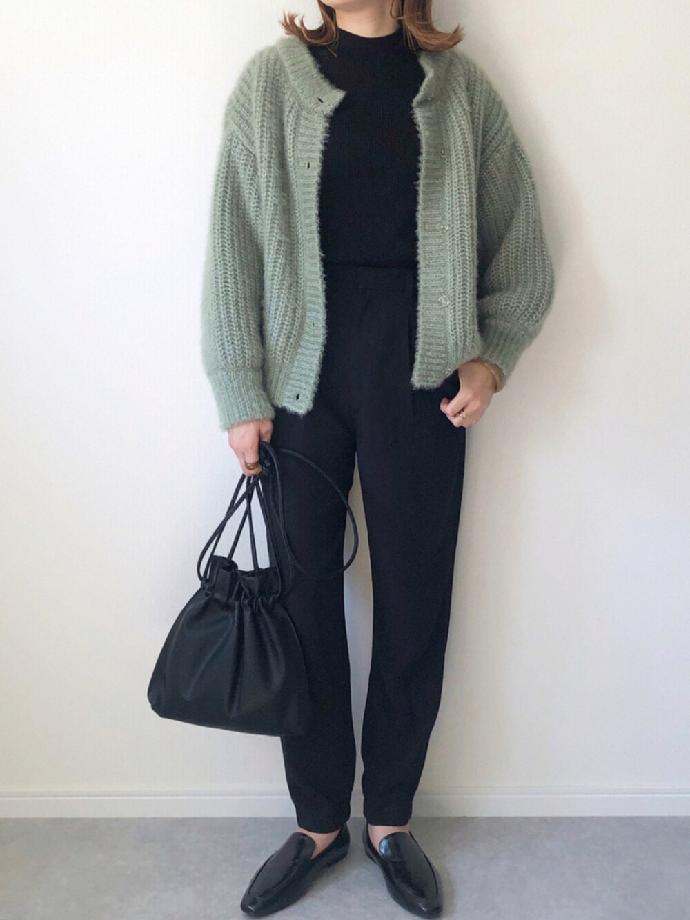 「カーディガン、シンプル、ブラック、UNIQLO、秋のコーデ、大人カジュアル、GU、ユニクロ、プチプラ、大人コーデ、ジョガーパンツ、natural couture、ナチュラルクチュール、ナチュ、だから秋服が好き」｜「GUのアイテム（バッグ、ブラック系）」を使った、𝚔𝚘さん（レディース・160cm）の秋コーディネートの1枚目の写真