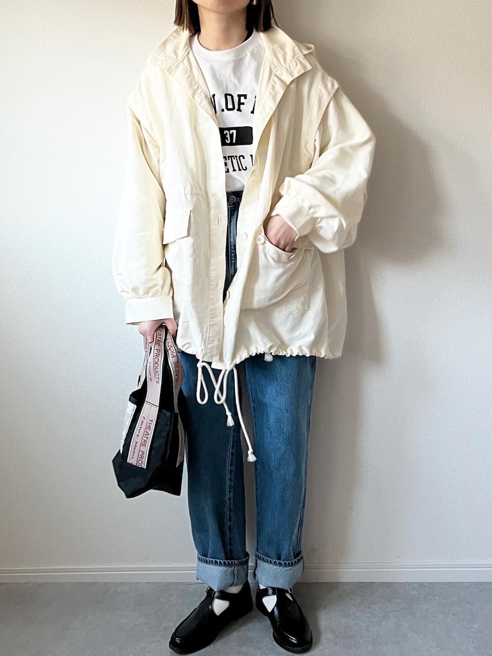 「春服デビュー宣言、スノーパーカー、春コーデ、春アウター、ロゴT、UNIQLO、デニム、カーブデニム、プチプラ、プチプラコーデ、ナイロンジャケット、ナイロンパーカー、大人カジュアル、カジュアルコーデ、春」｜「UNIQLOのアイテム（デニムパンツ、ブルー系）」を使った、𝚔𝚘さん（レディース・160cm）の春コーディネートの1枚目の写真