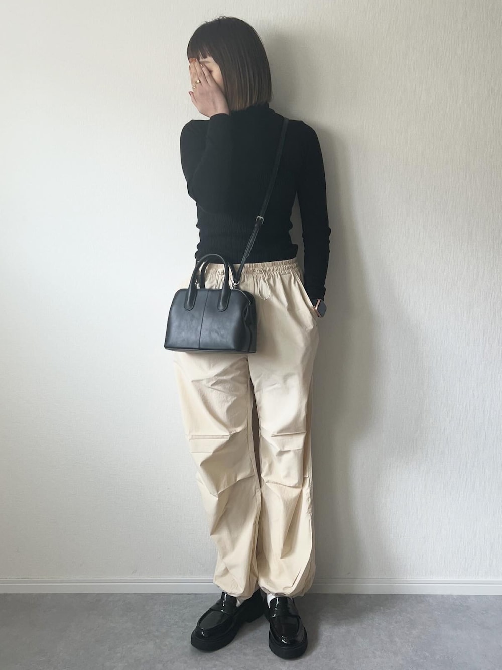 「春カラー、パンツスタイル、オトナカジュアル、パラシュートパンツ、UNIQLO、ユニクロ、ユニクロコーデ、プチプラ、シンプルコーデ、モノトーン、春コーデ、大人カジュアル、カジュアルコーデ、ローファー、カジュアル」｜「UNIQLOのアイテム（Tシャツ/カットソー、ブラック系）」を使った、𝚔𝚘さん（レディース・160cm）の冬コーディネートの1枚目の写真