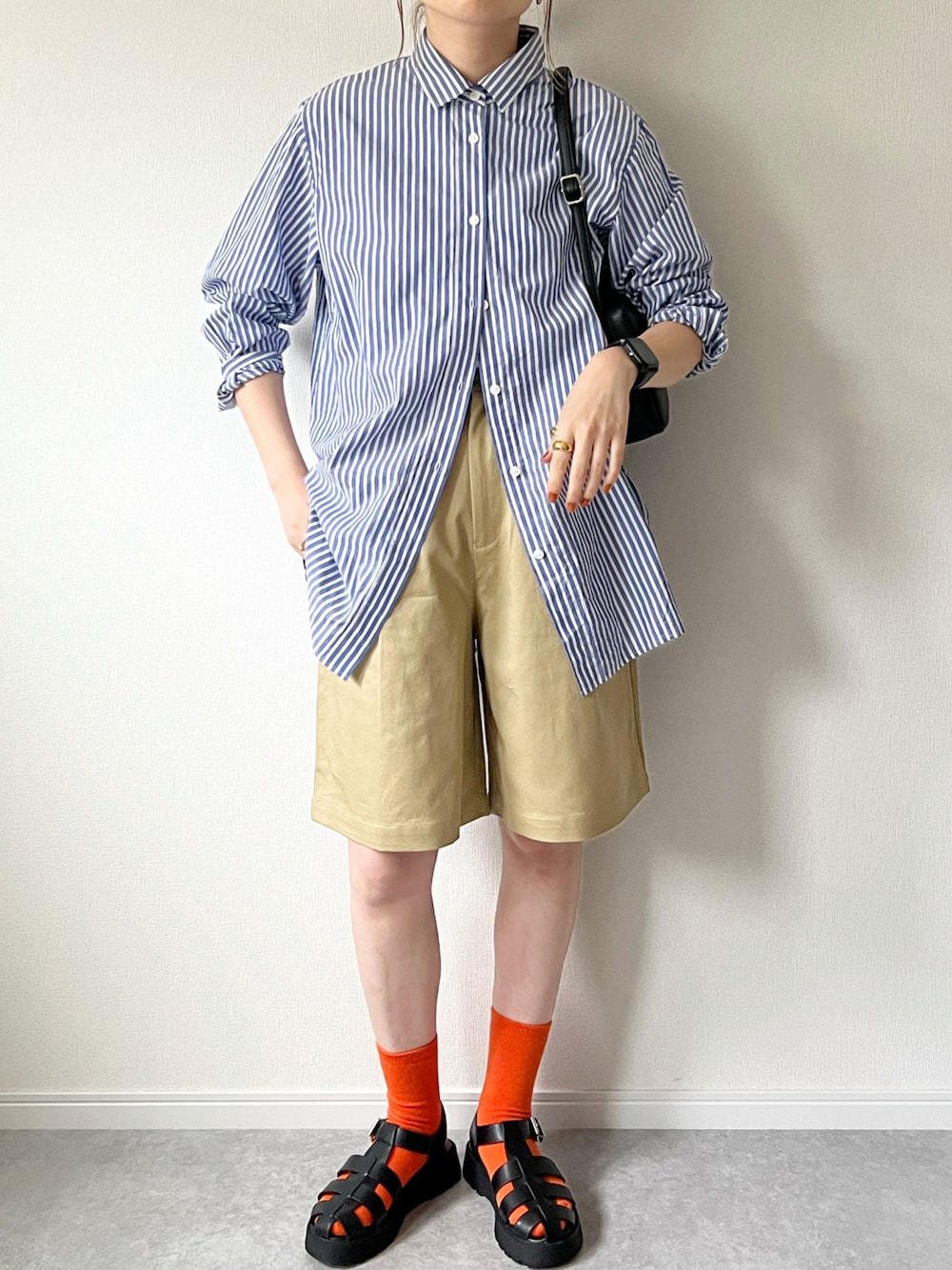 「forksy、チノパン、チノショートパンツ、ショートパンツ、カジュアル、ストライプ、ストライプシャツ、カラーソックス、サンダルに靴下、カラーコーデ、オトナカジュアル、グルカサンダル、プチプラ、シャツ、シャツスタイル」｜「forksy.の【forksy.】チノ2タックセンタープレスショートパンツ（チノパンツ、ベージュ系）」を使った、𝚔𝚘さん（レディース・160cm）の春コーディネートの1枚目の写真