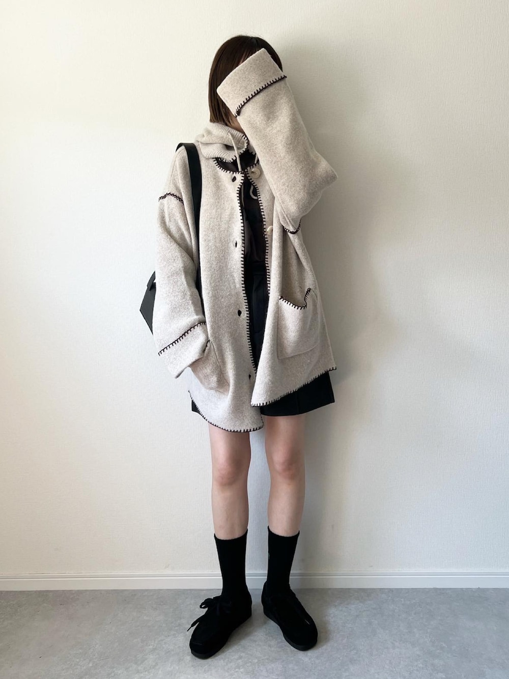 「秋服まるっと大公開、バラクラバ、秋服コーデ、カーディガン、シンプルコーデ、モカシン、ハーフパンツ、GU、GUコーデ、プチプラ、プチプラコーデ、大人カジュアル、カジュアルコーデ、ゆるコーデ、大人女子」｜「forksy.の【forksy.】バラクラバ付き配色ハンドステッチニットカーディガン（カーディガン/ボレロ、ホワイト系）」を使った、𝚔𝚘さん（レディース・160cm）の秋コーディネートの1枚目の写真