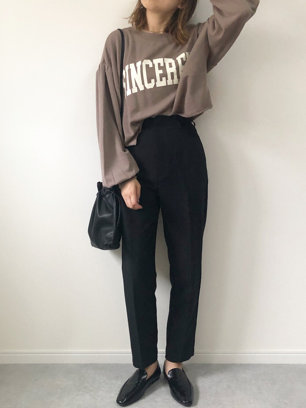 「シンプル、スウェット、秋のコーデ、秋服準備はじめました、しまむら、プチプラコーデ、プチプラ、GU、大人カジュアル、ロゴスウェット、パンツコーデ、シンプルコーデ、ママコーデ、秋色、秋コーデ」｜「しまむらのアイテム（スウェット、ブラウン系）」を使った、𝚔𝚘さん（レディース・160cm）の夏コーディネートの1枚目の写真