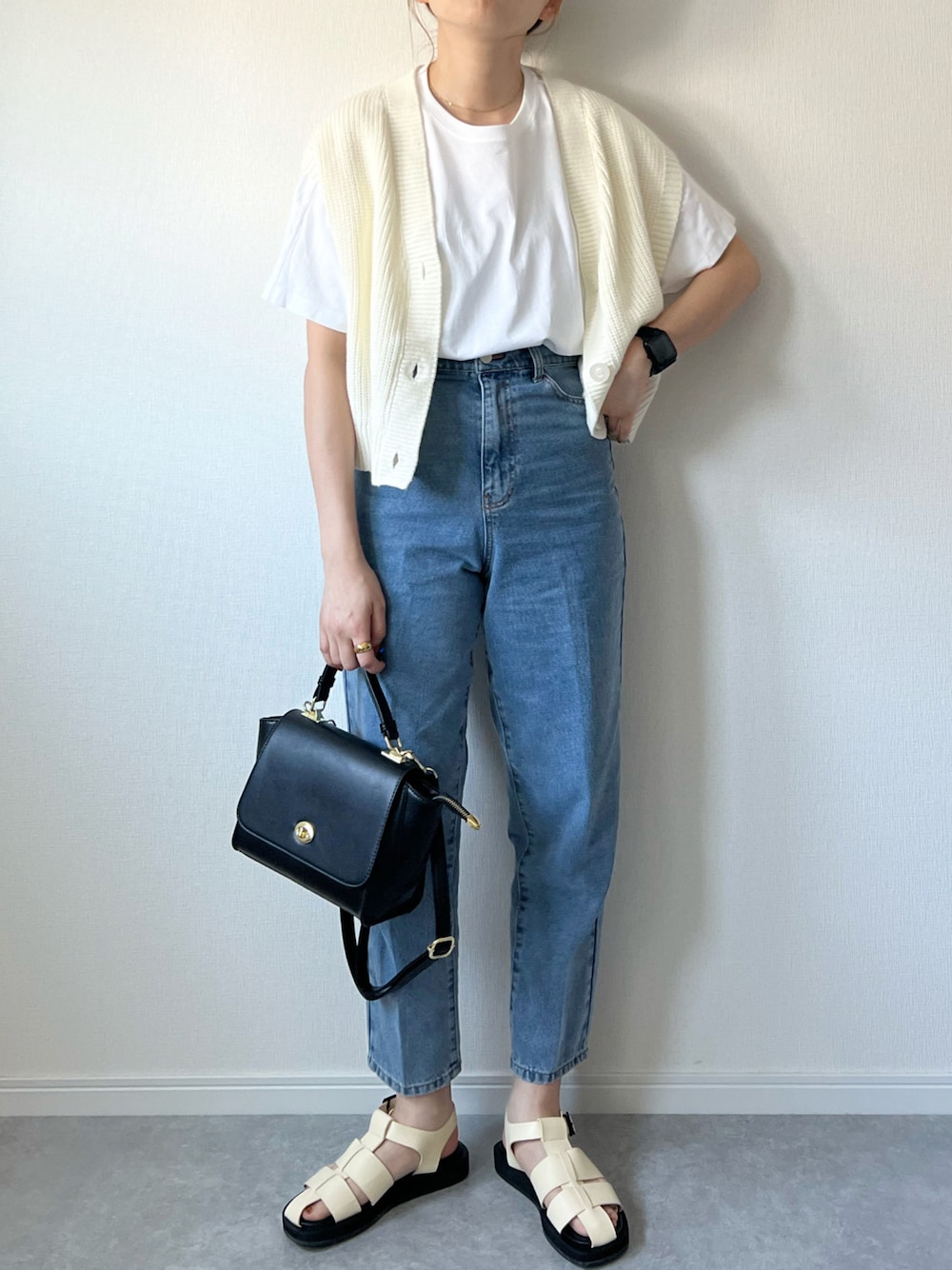 「シンプルコーデ、センタープレス、テーパードパンツ、chacocloset、グルカサンダル、テーパードデニム、ニットベスト、白Tシャツ、Tシャツ、カジュアル、カジュアルコーデ、GU、ユニクロ、UNIQLO、プチプラ」｜「Chaco closetの【4サイズ/5色展開】ハイウエストセンタープレステーパードデニムパンツ（デニムパンツ、ブルー系）」を使った、𝚔𝚘さん（レディース・160cm）の夏コーディネートの1枚目の写真