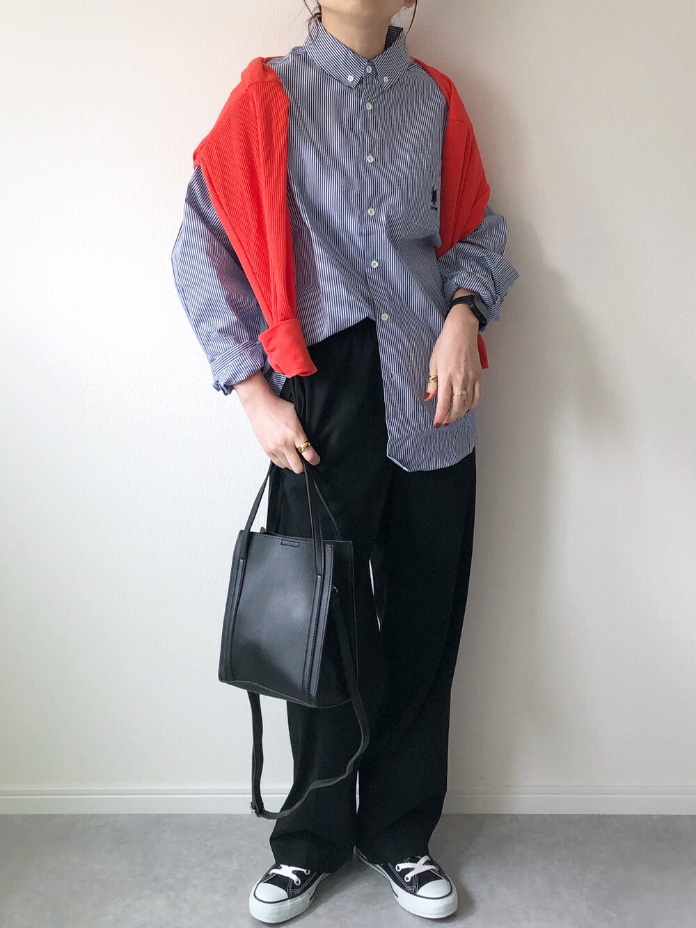 「チャコクローゼット、ユーエスポロアッスン、uspoloassn、chacocloset、はじめましてコーデ、ストライプ、ストライプシャツ、肩掛けカーデ、コンバース、オトナカジュアル、シャツスタイル、UNIQLO、ユニクロ、プチプラ、プチプラコーデ」｜「U.S. POLO ASSN.のU.S. POLO ASSN./ユーエスポロアッスン 別注 ワンポイント刺繍 ワッフルリングスナップカーディガン（カーディガン/ボレロ、レッド系）」を使った、𝚔𝚘さん（レディース・160cm）の春コーディネートの1枚目の写真
