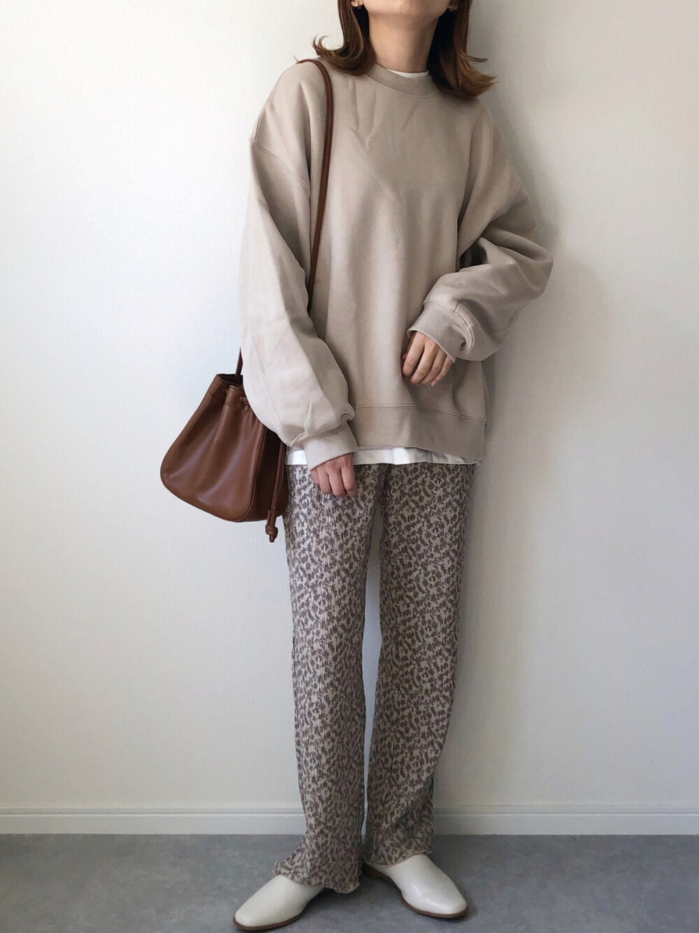 「スウェット、柄パンツ、カジュアル、ワントーンコーデ、ベージュ、リブパンツ、ロンT、GU、プチプラ、ベージュコーデ、プチプラコーデ、バブーシュ、オトナカジュアル、秋コーデ、だから秋服が好き」｜「GUのアイテム（スウェット、ベージュ系）」を使った、𝚔𝚘さん（レディース・160cm）の秋コーディネートの1枚目の写真