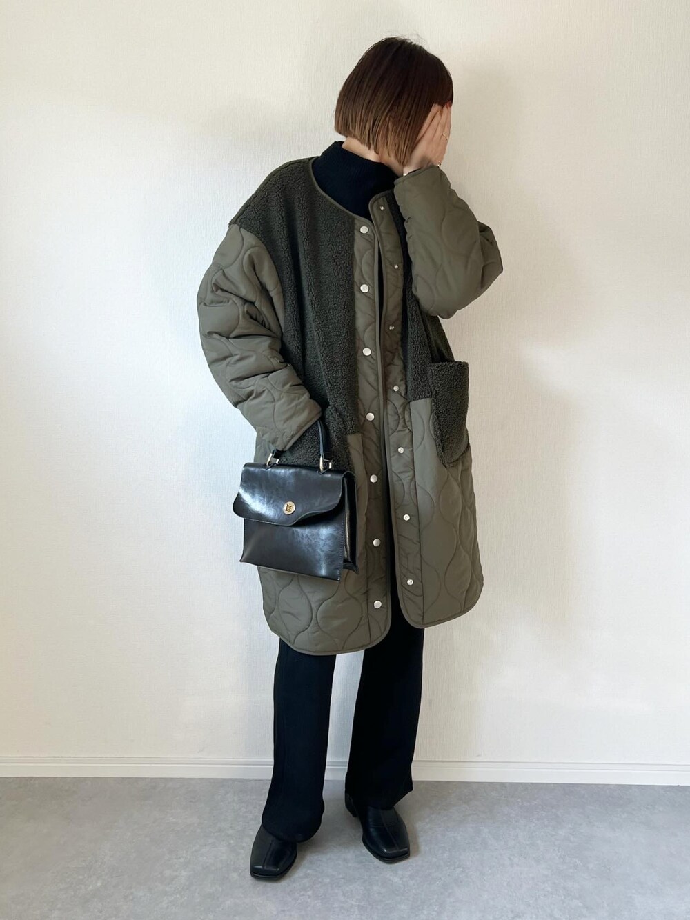 「新星WEARISTAにエントリー、reca、UNIQLO、ユニクロ、フレアパンツ、ショートブーツ、ブーツ、キルティングコート、カーキ、ハイネック、ニット、大人カジュアル、カジュアルコーデ、オトナ女子、シンプルコーデ」｜「UNIQLOのアイテム（ニット/セーター、ブラック系）」を使った、𝚔𝚘さん（レディース・160cm）の冬コーディネートの1枚目の写真