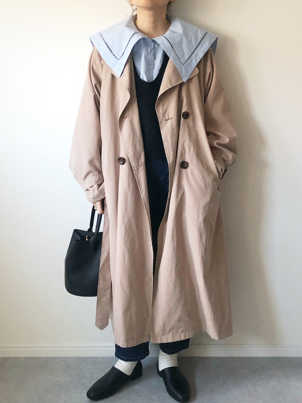 「AcureZ、ビッグカラー、トレンチコート、春コーデ、ニットベスト、春アウター、春服、パンプス、シンプルコーデ、ブラウス、プチプラコーデ、春カラー、着回しコーデ、大人カジュアル、ママコーデ」｜「KACCH.のアイテム（ベスト、ブラック系）」を使った、𝚔𝚘さん（レディース・160cm）の春コーディネートの1枚目の写真