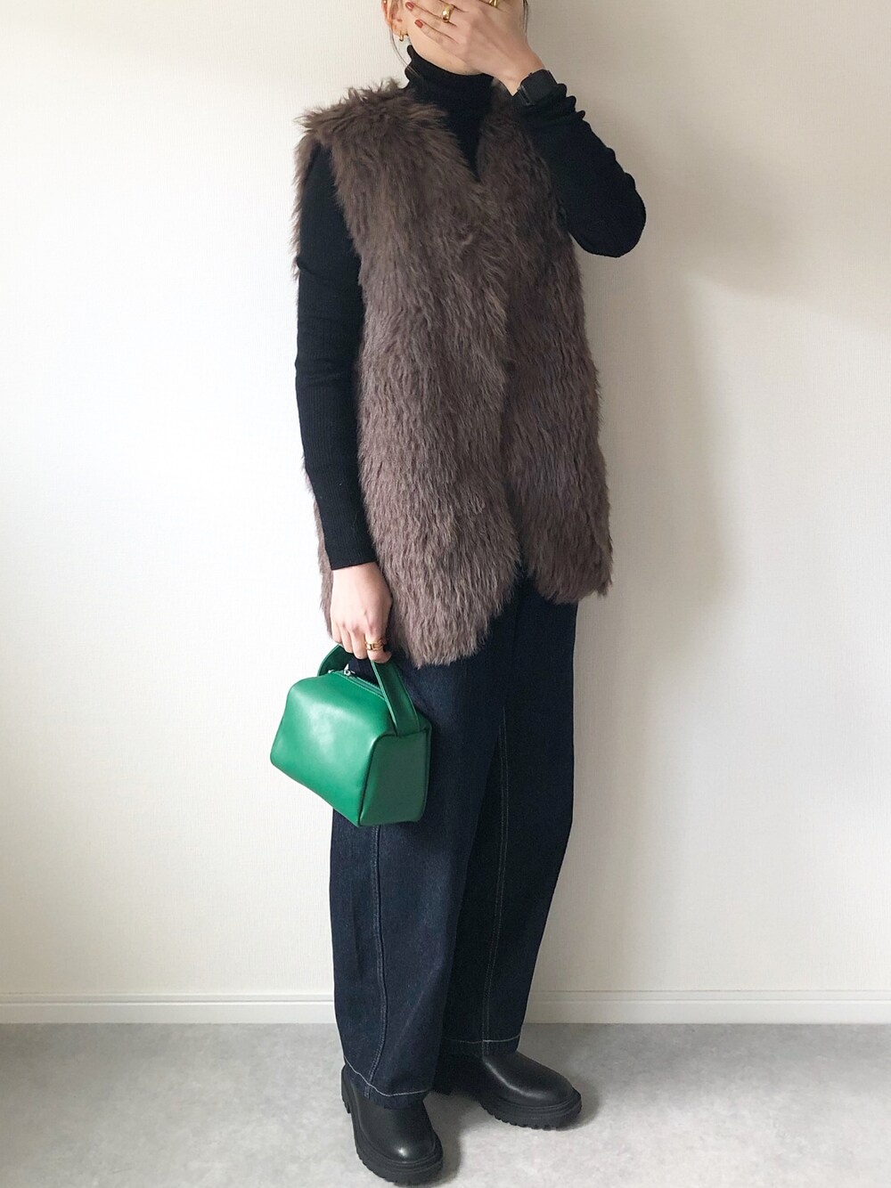 「大人カジュアル、ファーベスト、ベスト、UNIQLO、ユニクロ、GU、プチプラ、プチプラコーデ、グリーンバッグ、タートルネック、カジュアル、ベストコーデ、ファー、大人女子、ブーツ」｜「Life365のアイテム（ベスト、ブラウン系）」を使った、𝚔𝚘さん（レディース・160cm）の冬コーディネートの1枚目の写真