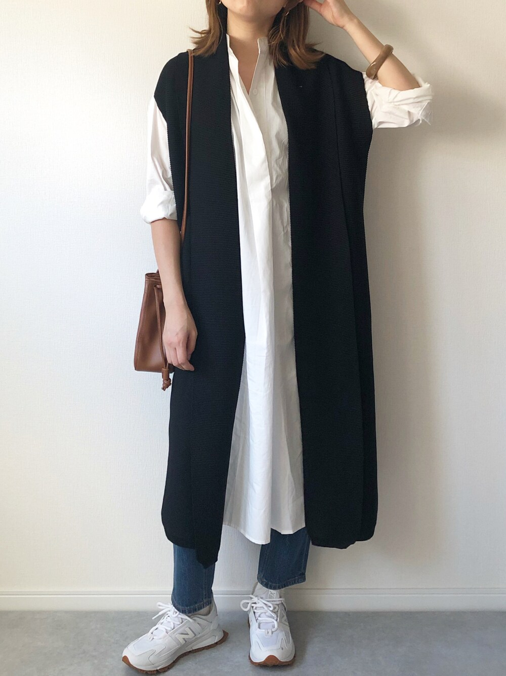 「ジレ、ootd、秋コーデ、シャツワンピ、ロングジレ、秋のコーデ、ニューバランス、スニーカー、白スニーカー、H&M、GU、プチプラ、オトナ女子、スニーカーコーデ、ママファッション」｜「GUのアイテム（バッグ、ブラウン系）」を使った、𝚔𝚘さん（レディース・160cm）の秋コーディネートの1枚目の写真