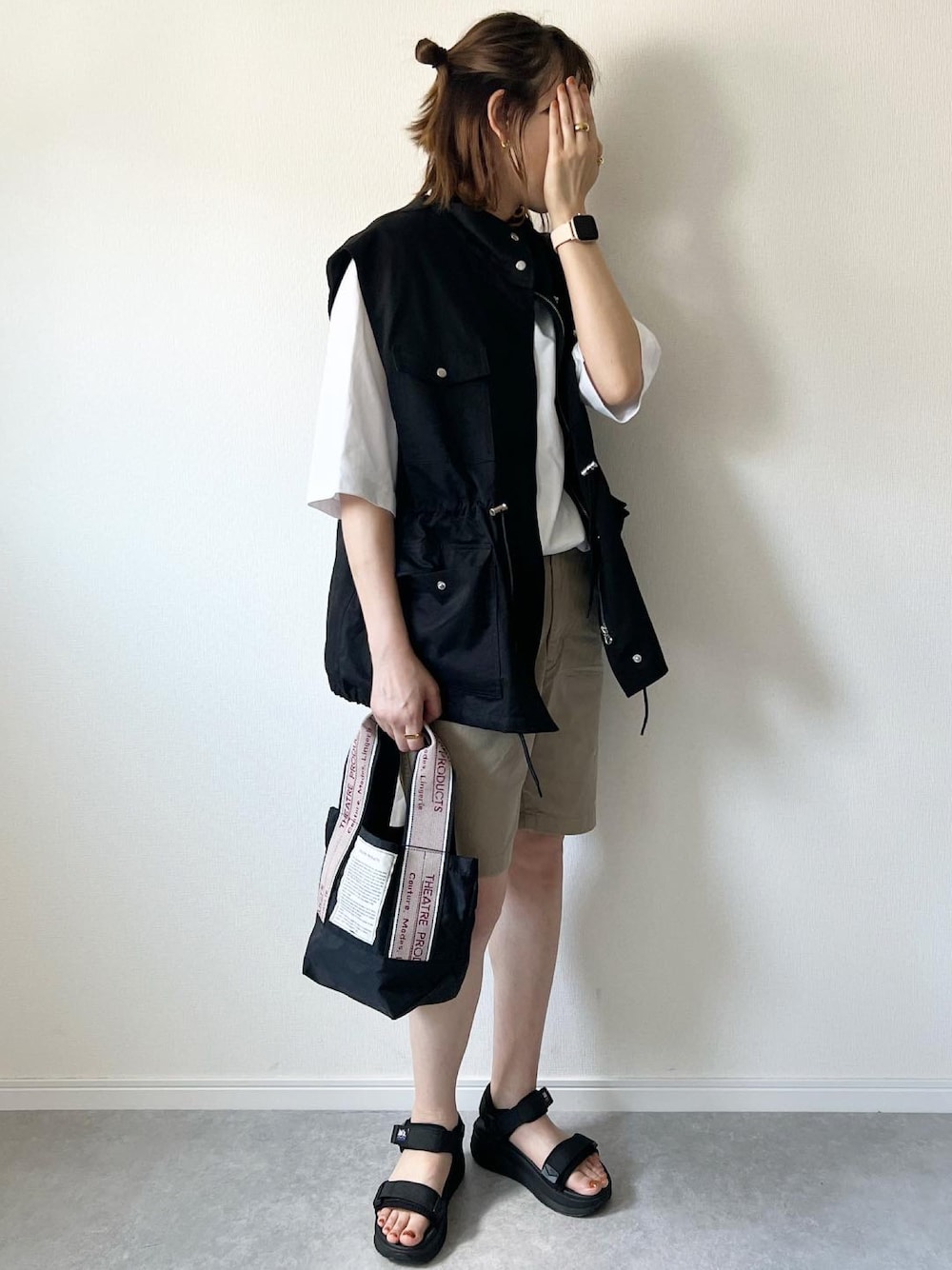 「みんなの白Tフェス、ベスト、ユニクロ、UNIQLO、UNIQLOコーデ、ユニクロコーデ、チノパン、ショートパンツ、スポーツサンダル、大人カジュアル、カジュアルコーデ、シンプルコーデ、サンダル、夏服コーデ、カジュアル」｜「My：niaのアイテム（ベスト、ブラック系）」を使った、𝚔𝚘さん（レディース・160cm）の夏コーディネートの1枚目の写真