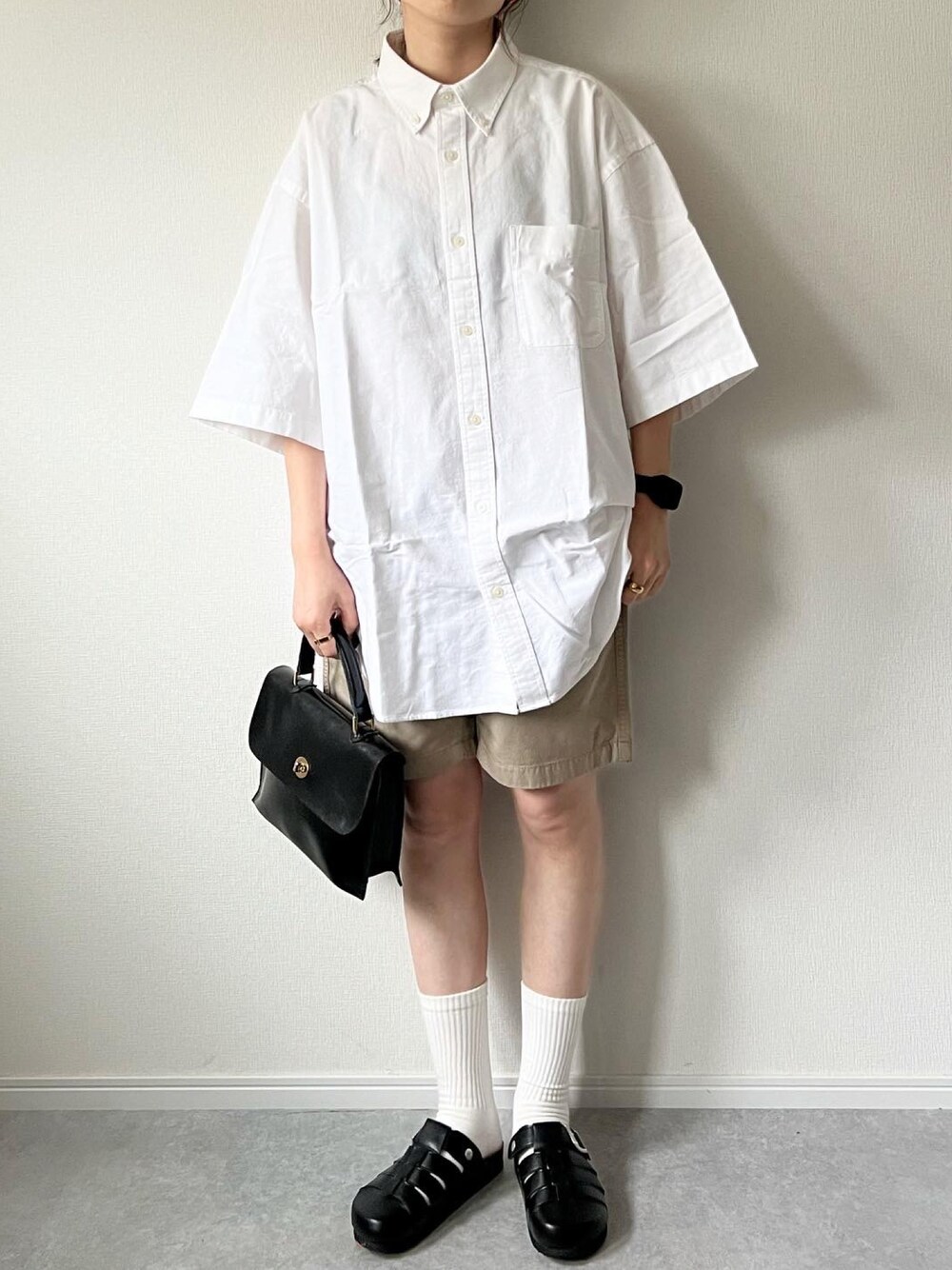 「夏コーデ、シャツスタイル、シャツ、オックスフォードシャツ、GU、ユニクロ、UNIQLO、チノパン、ショートパンツ、サンダルに靴下、オーバーサイズ、大人カジュアル、夏、カジュアルコーデ、シンプルコーデ」｜「GUのアイテム（シャツ/ブラウス、ホワイト系）」を使った、𝚔𝚘さん（レディース・160cm）の春コーディネートの1枚目の写真