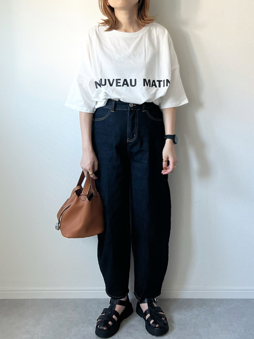 「オトナカジュアル、カジュアル、ロゴT、白Tシャツ、Tシャツ、バルーンパンツ、グルカサンダル、サンダル、夏、プチプラ、夏コーデ、Bou Jeloud、シンプル、カジュアルコーデ、ママコーデ」｜「Bou JeloudのオーバーシルエットロゴＴシャツ（Tシャツ/カットソー、ホワイト系）」を使った、𝚔𝚘さん（レディース・160cm）の夏コーディネートの1枚目の写真
