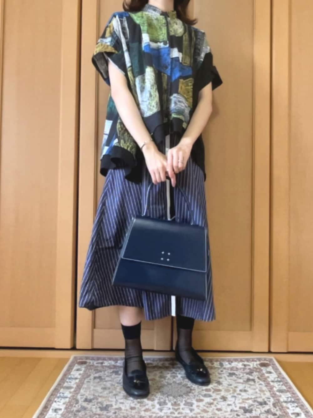 「柄シャツ、シャツワンピース、レイヤードスタイル、GUCCI、柄×柄、ブラック×ブルー、秋コーデ、だから秋服が好き、スクエアバッグ」｜「ADAM ET ROPE'の【VASIC】Bee（バッグ、ブルー系）」を使った、kさん（レディース・158cm）の秋コーディネートの1枚目の写真