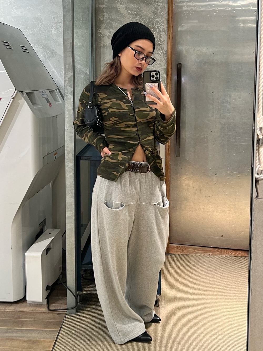 スウェットパンツを使った「ワッフルクルーネックT」の人気