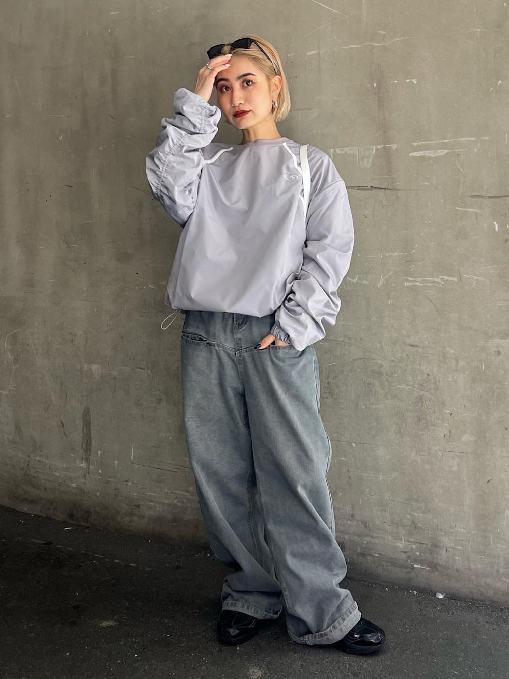 「グレー、グレーコーデ、似合うラボに行こう、春コーデ、ストリート、メンズライク、ナイロン、スポーツミックス、WHO’S WHO gallery」｜「WHO'S WHO galleryの【SLOPPY/スロッピー】ナイロンギャザータックプルオーバー（Tシャツ/カットソー、グレー系）」を使った、CHIHONさん（レディース・158cm）の冬コーディネートの1枚目の写真