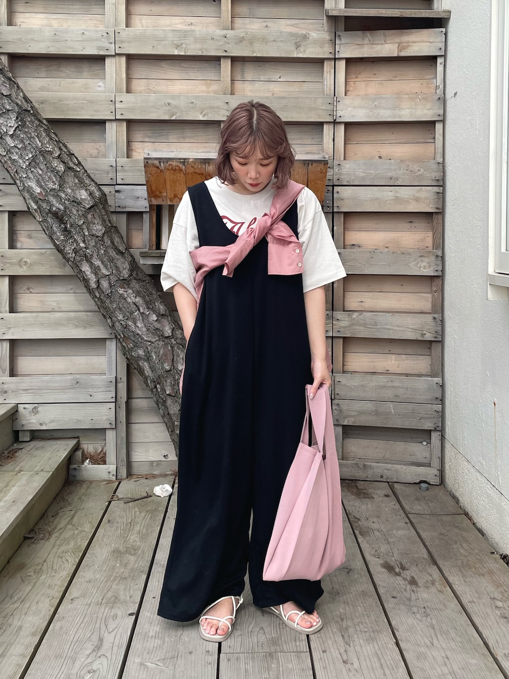 「ラクチンコーデ、夏コーデ、ピンク、低身長、黒、サンダル、ユニクロ、トートバッグ、ラフ、きりまる、UNIQLO、サロペット、ロゴT、オーバーオール」｜「ANEMONEのシンプルニットのトートバッグ[M]（トートバッグ、ピンク系）」を使った、きりまるさん（レディース・154cm）の夏コーディネートの1枚目の写真