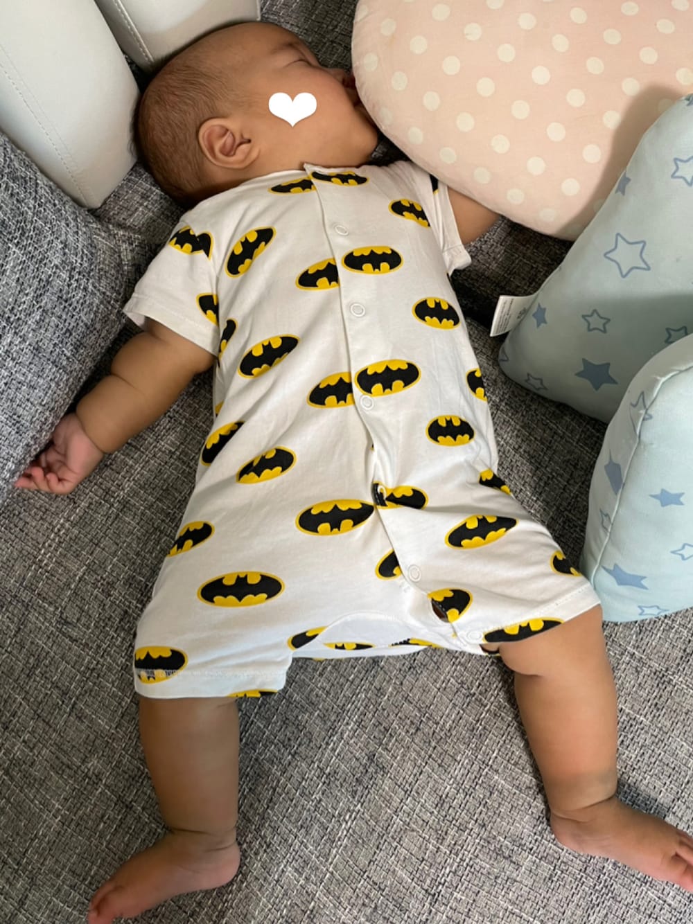 「夏コーデ、バッドマン、赤ちゃん、赤ちゃんコーデ」｜「H&Mのアイテム（ロンパース、ホワイト系）」を使った、Ay****uさん（レディース・155cm）の秋コーディネートの1枚目の写真