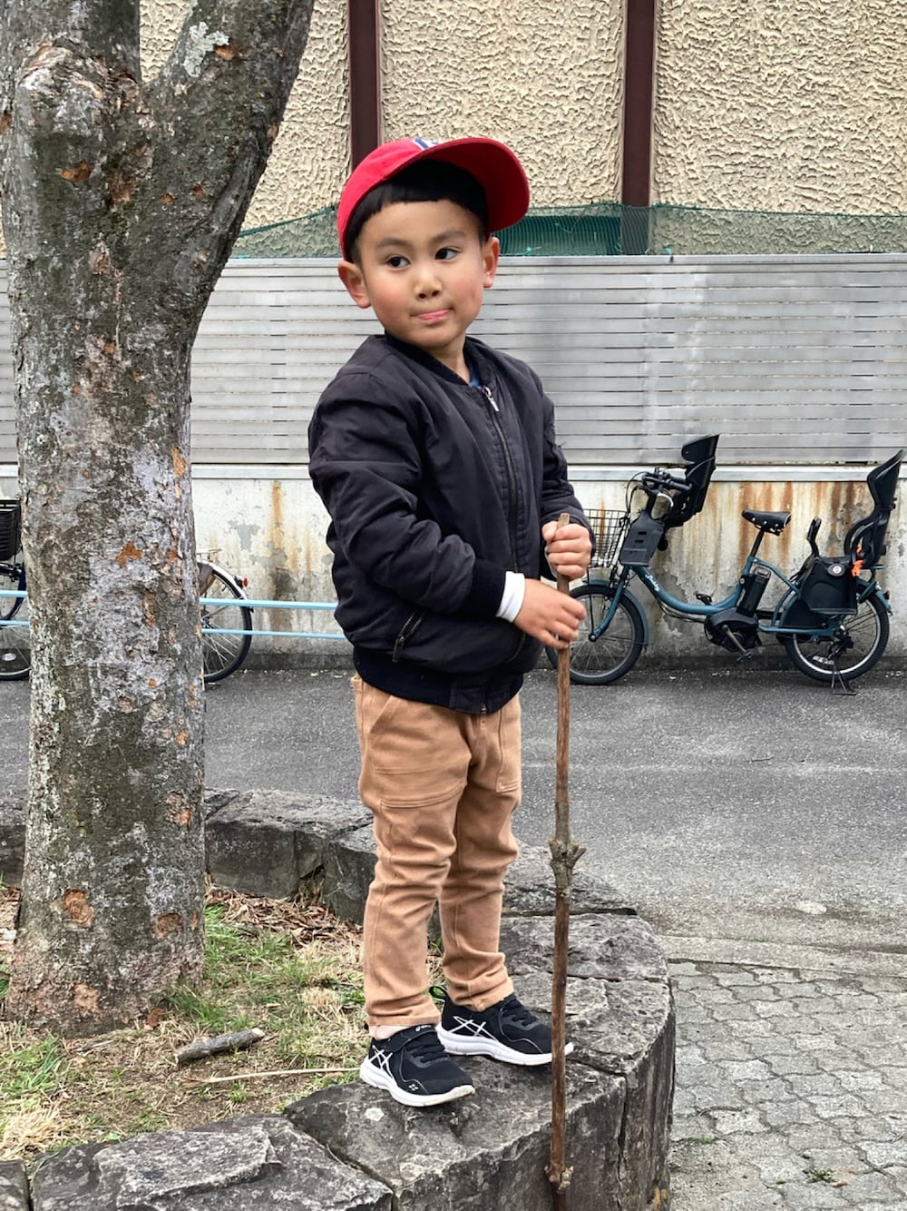 「キッズ、秋服、おとこのこ」｜「babyGAPのアイテム（キャップ、レッド系）」を使った、asmさん（キッズ・110cm）の秋コーディネートの1枚目の写真