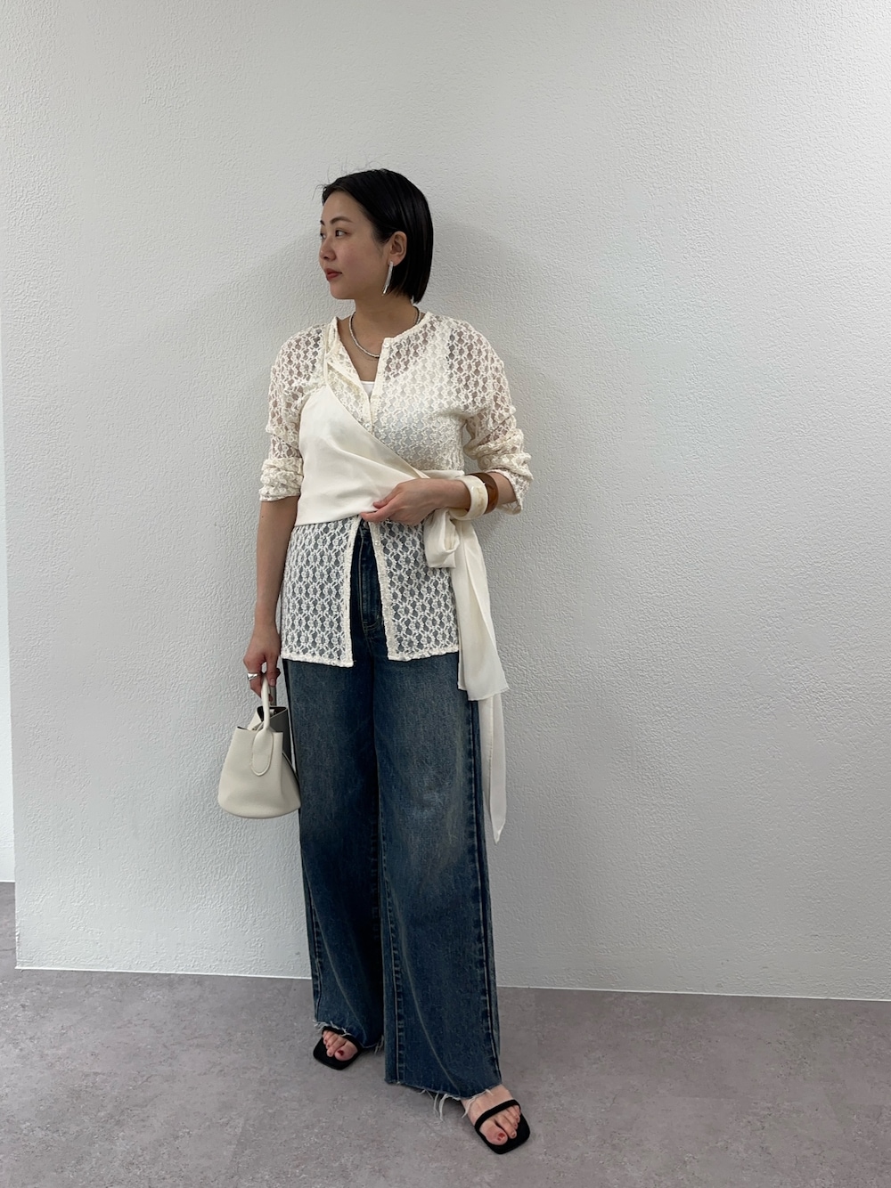 「シアートップス、大人カジュアル、春夏コーデ、レイヤードスタイル、シンプルスタイル、春、オトナカジュアル、オトナ女子、レース、レーストップス、デニム」｜「SHENERYの《一枚で着映え》《レイヤードを楽しむ》カットレースレイヤードブラウス（シャツ/ブラウス、ホワイト系）」を使った、TSURUGASAKI_163cmさん（レディース・163cm）の春コーディネートの1枚目の写真