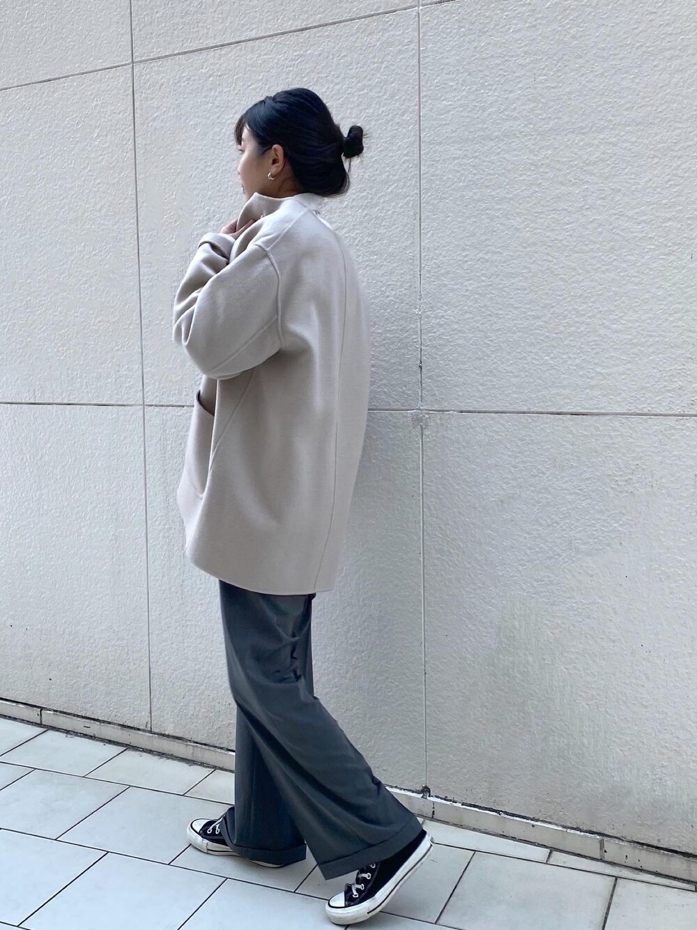 「オトナカジュアル、冬、シンプルコーデ、秋冬コーデ、タックパンツ、グレー、コート、ハイネック、ゆるパンツ、きれいめカジュアル、大人コーデ、SHENERY」｜「SHENERYのセンタープレスタックパンツ（その他パンツ、グレー系）」を使った、TSURUGASAKI_163cmさん（レディース・163cm）の冬コーディネートの2枚目の写真