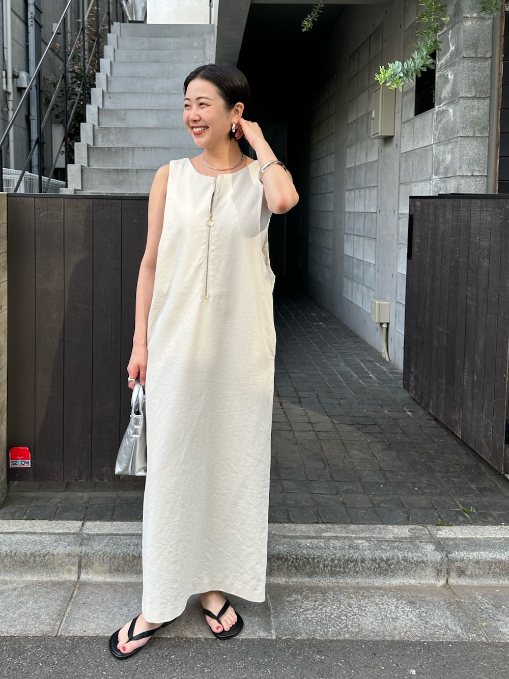 「大人カジュアル、春夏コーデ、シンプルコーデ、ワンピース、きれいめカジュアル、キレイめカジュアル、大人女子、オトナ女子、夏ファッション、きれいめコーデ、ワントーンコーデ、キレイめコーデ」｜「SHENERYの《シーズンムードを高めて》2WAYZIPワンピース（ワンピース、ホワイト系）」を使った、TSURUGASAKI_163cmさん（レディース・163cm）の春コーディネートの1枚目の写真