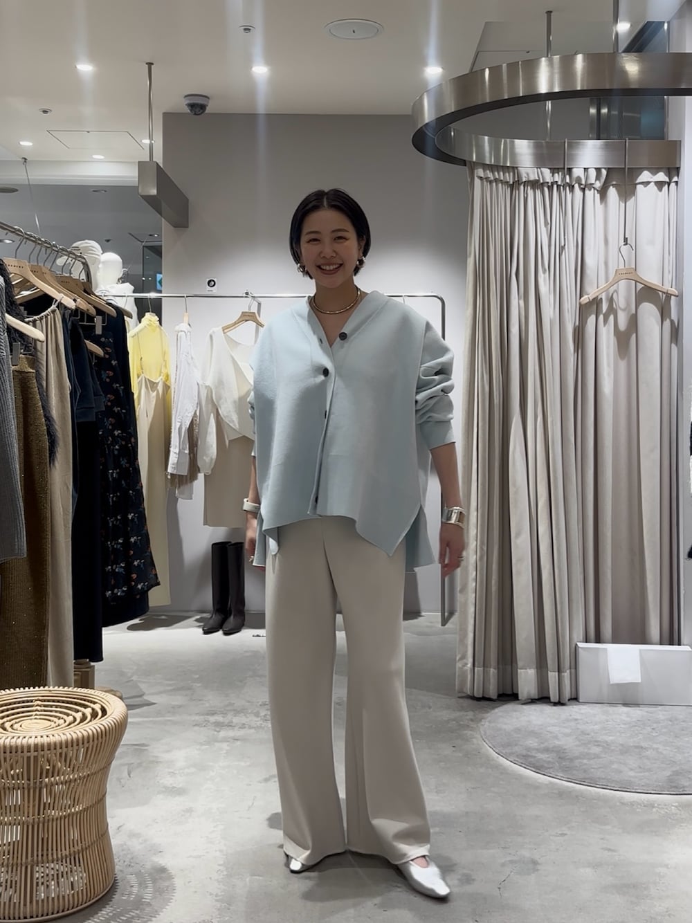 「ブルー、カーディガン、カーディガンコーデ、ワントーン、ワントーンコーデ、シンプルコーデ、シンプルスタイル、オトナカジュアル、オトナ女子」｜「SHENERYの《WEB限定で再販決定！》《バズリアイテム》コットンスムースカーディガン（カーディガン/ボレロ、ブルー系）」を使った、TSURUGASAKI_163cmさん（レディース・163cm）の春コーディネートの1枚目の写真