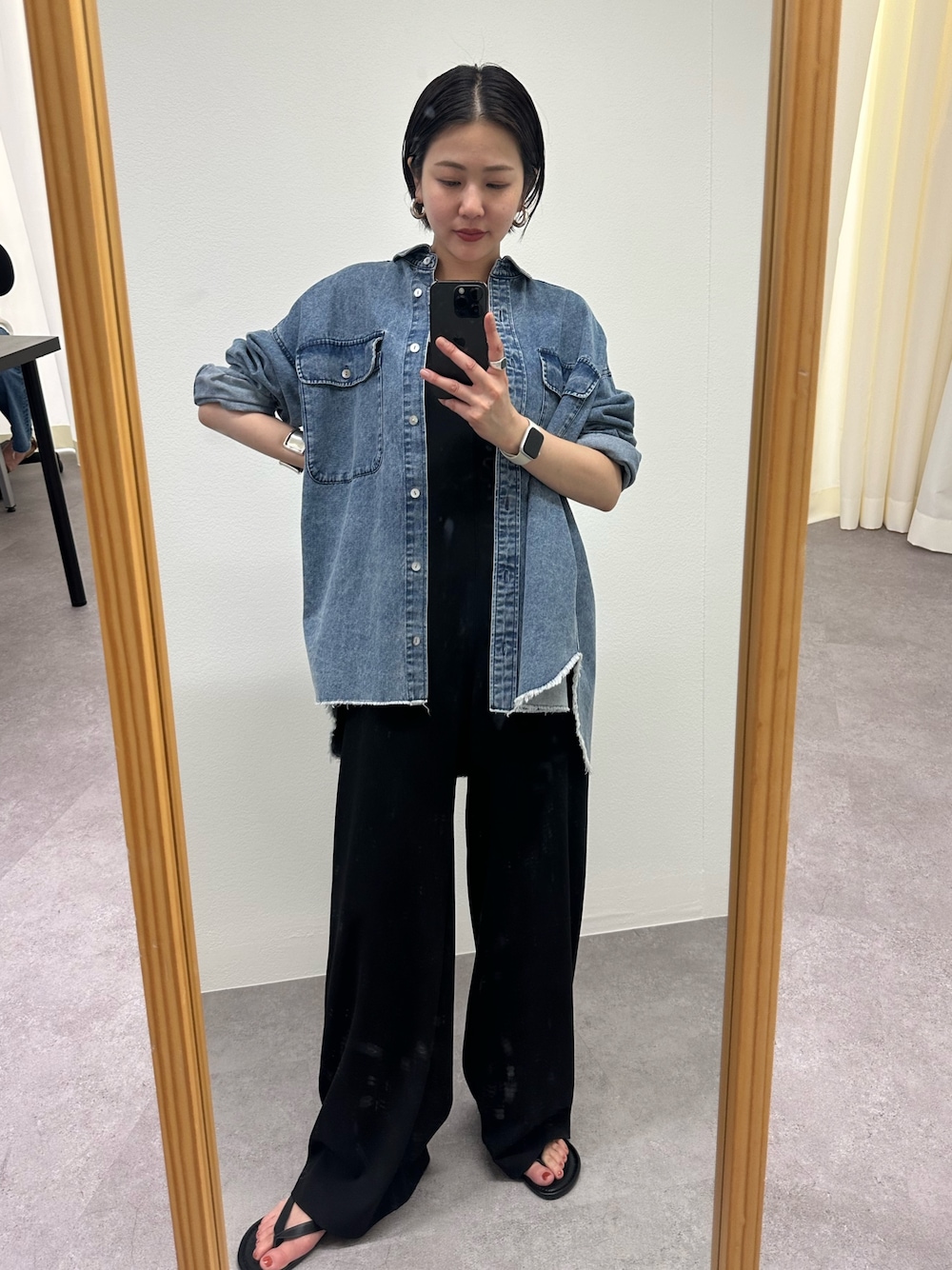 「春コーデ、休日スタイル、オトナ女子、ラクチンコーデ、ラフコーデ、リラックススタイル、シャツ/ブラウス、ブルー、大人女子、サロペット、サロペットコーデ、デニム、デニムシャツ」｜「SHENERYの《お気に入り急上昇》《オールシーズン対応》オーバーシャツ（シャツ/ブラウス、ブルー系）」を使った、TSURUGASAKI_163cmさん（レディース・163cm）の春コーディネートの1枚目の写真