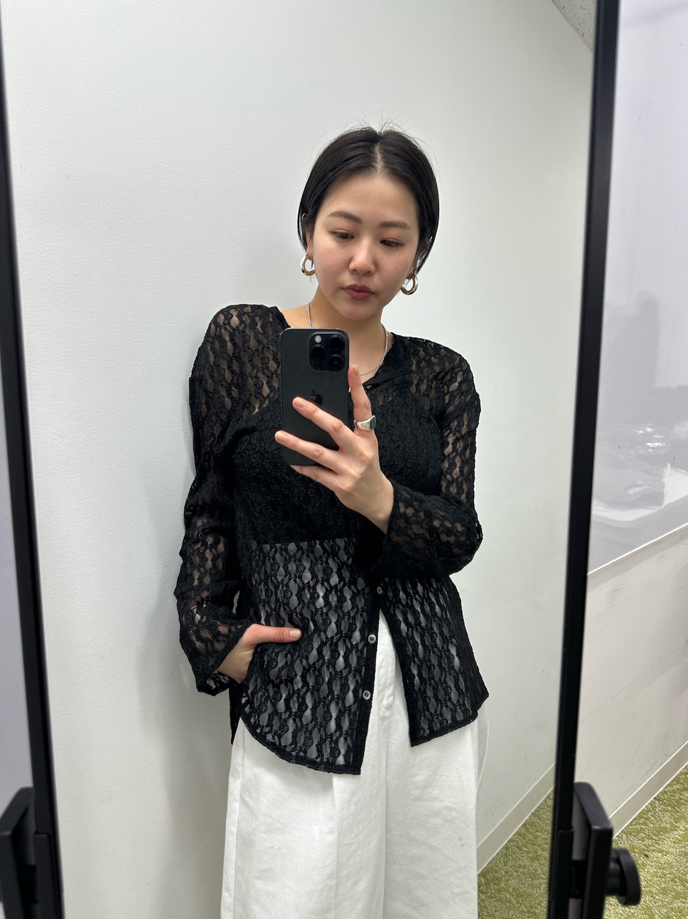 「大人かわいい、春服コーデ、オトナ女子、春先取り、モノトーンコーデ、オトナカジュアル、シアートップス、モノトーン、きれいめコーディネート、レース、レーストップス」｜「SHENERYの《1着で完成！主役級トップス》《セットアイテム》カットレースレイヤードブラウス（シャツ/ブラウス、ブラック系）」を使った、TSURUGASAKI_163cmさん（レディース・163cm）の冬コーディネートの1枚目の写真