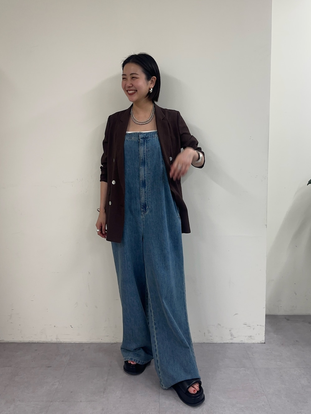 「ジャケット、ジャケットスタイル、サロペット、サロペットコーデ、デニムサロペット、夏コーデ」｜「SHENERYのシアージャケット（テーラードジャケット、ブラウン系）」を使った、TSURUGASAKI_163cmさん（レディース・163cm）の春コーディネートの1枚目の写真