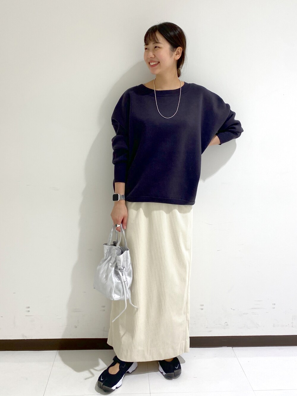 「秋のコーデ、きれいめカジュアル、大人コーデ、ゆるコーデ、秋服準備はじめました、ニット、コーデュロイ、コーデュロイスカート、オトナカジュアル、SHENERY」｜「SHENERYのランダムコーデュロイタイトマキシスカート（スカート、ホワイト系）」を使った、TSURUGASAKI_163cmさん（レディース・163cm）の秋コーディネートの1枚目の写真