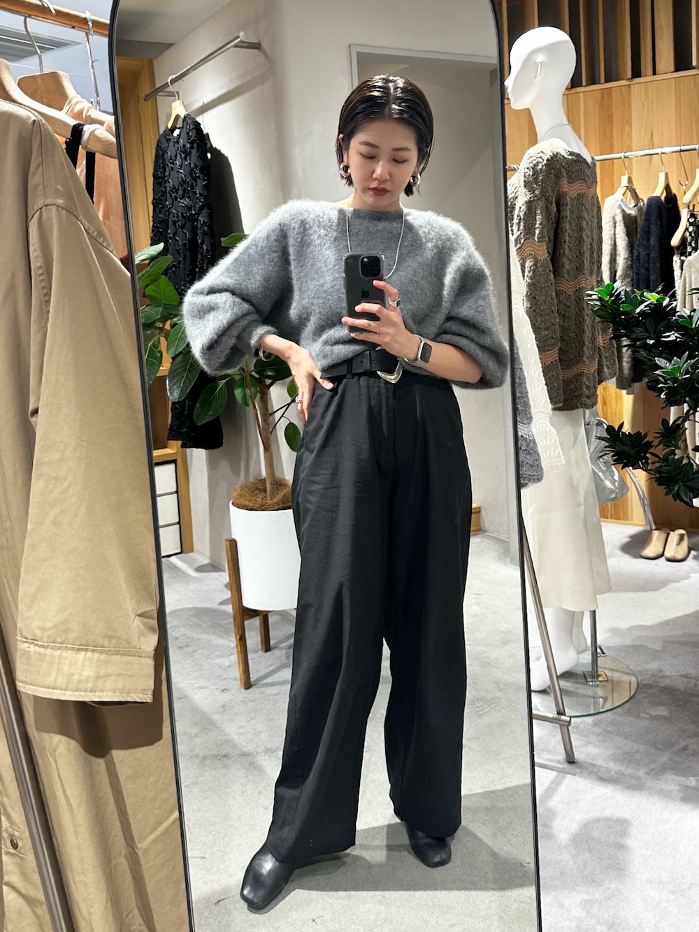 ブラック系のチノパンツ、グレー系のカーディガン/ボレロを着用したレディースの秋コーディネートの1枚目の写真