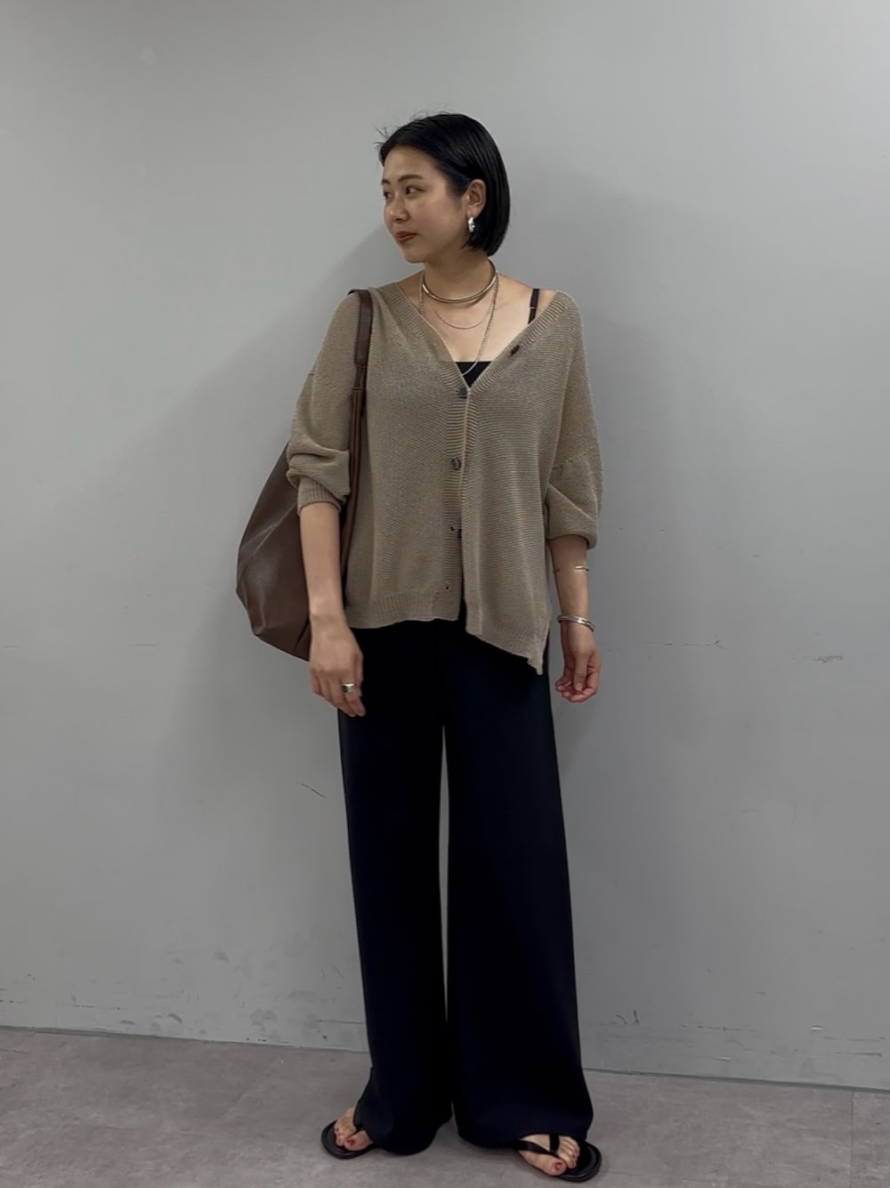 「初夏コーデ、着回しコーデ、リラックススタイル、きれいめコーディネート、ヘルシーコーデ」｜「SHENERYの《軽い着心地》《程よいシアー感》ぺーパーヤーンニットカーディガン（カーディガン/ボレロ、ベージュ系）」を使った、TSURUGASAKI_163cmさん（レディース・163cm）の春コーディネートの1枚目の写真