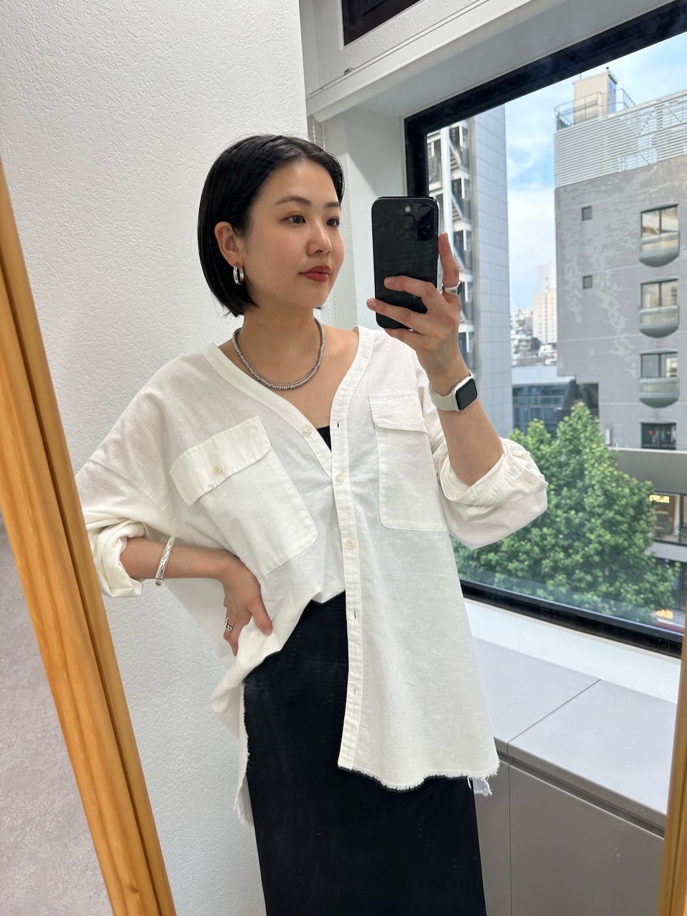 「白シャツ、モノトーン、サンダル、シャツスタイル、ロングスカート、初夏コーデ、きれいめコーディネート、リラックススタイル」｜「SHENERYのVネックリネンシャツ（シャツ/ブラウス、ホワイト系）」を使った、TSURUGASAKI_163cmさん（レディース・163cm）の春コーディネートの1枚目の写真