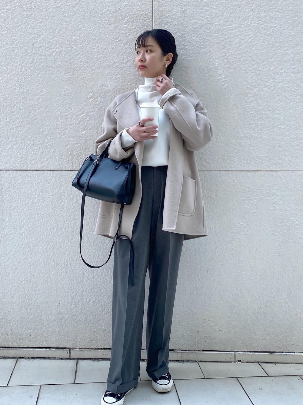 「オトナカジュアル、冬、シンプルコーデ、秋冬コーデ、タックパンツ、グレー、コート、ハイネック、ゆるパンツ、きれいめカジュアル、大人コーデ、SHENERY」｜「SHENERYのセンタープレスタックパンツ（その他パンツ、グレー系）」を使った、TSURUGASAKI_163cmさん（レディース・163cm）の冬コーディネートの1枚目の写真