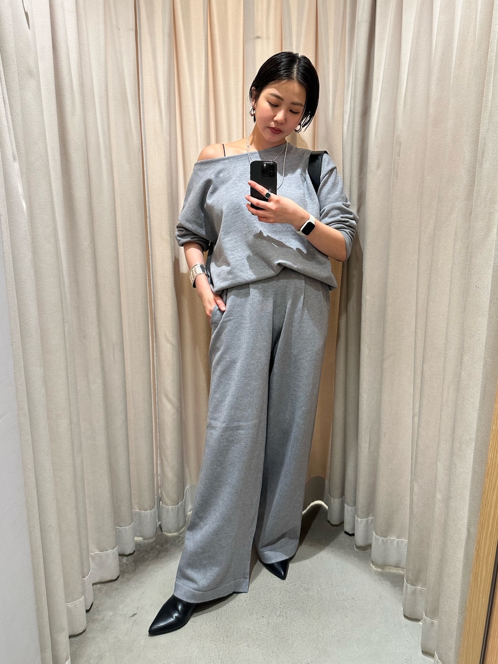 「セットアップ、春カラー、きれいめコーデ、カジュアルスタイル、ニットコーデ、パンツスタイル、ラフコーデ、シンプルコーデ、オトナカジュアル、休日スタイル、キレイめ、セットアップコーデ、ニット、ニットセットアップ、グレーコーデ」｜「SHENERYのオフショルニットプルオーバー（ニット/セーター、グレー系）」を使った、TSURUGASAKI_163cmさん（レディース・163cm）の冬コーディネートの1枚目の写真