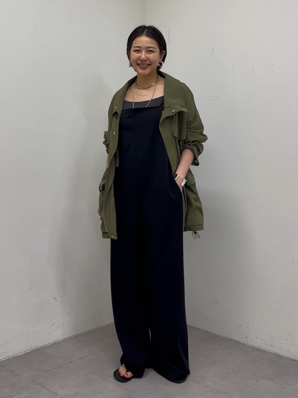 「ジャケット、春コーデ、オトナ女子、ラクチンコーデ、ラフコーデ、大人女子、シンプルスタイル、サロペット、サロペットコーデ、夏コーデ、春、春夏コーデ、春アウター、ミリタリー、ミリタリージャケット」｜「SHENERYのカットジョーゼットキャミサロペット（サロペット/オーバーオール、ブラック系）」を使った、TSURUGASAKI_163cmさん（レディース・163cm）の春コーディネートの1枚目の写真