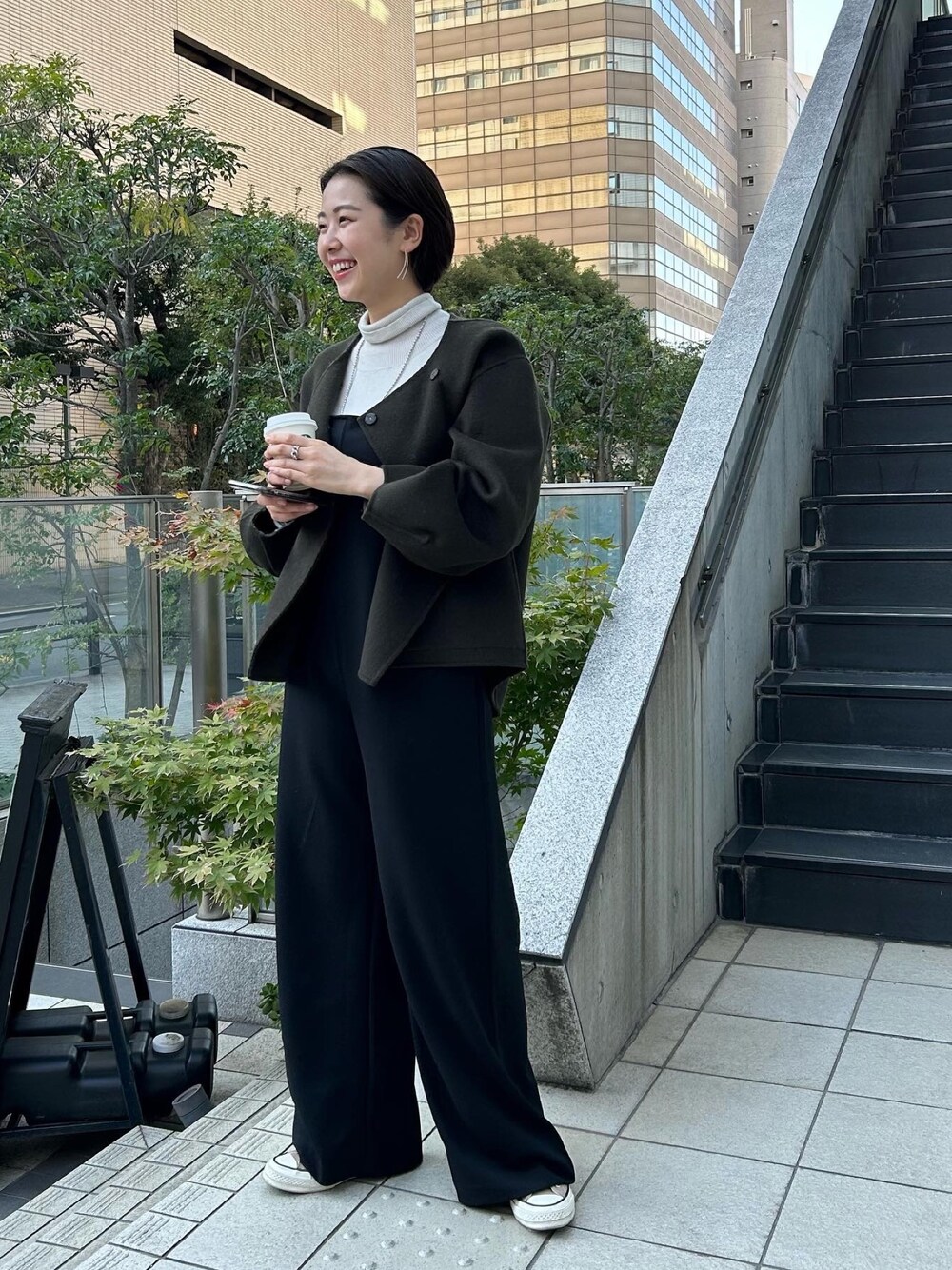 「秋冬コーデ、シンプルコーデ、大人コーデ、アウター、サロペット、ショートコート、SHENERY」｜「SHENERYのボリュームスリーブリバーショートコート（その他アウター、グレー系）」を使った、TSURUGASAKI_163cmさん（レディース・163cm）の秋コーディネートの1枚目の写真