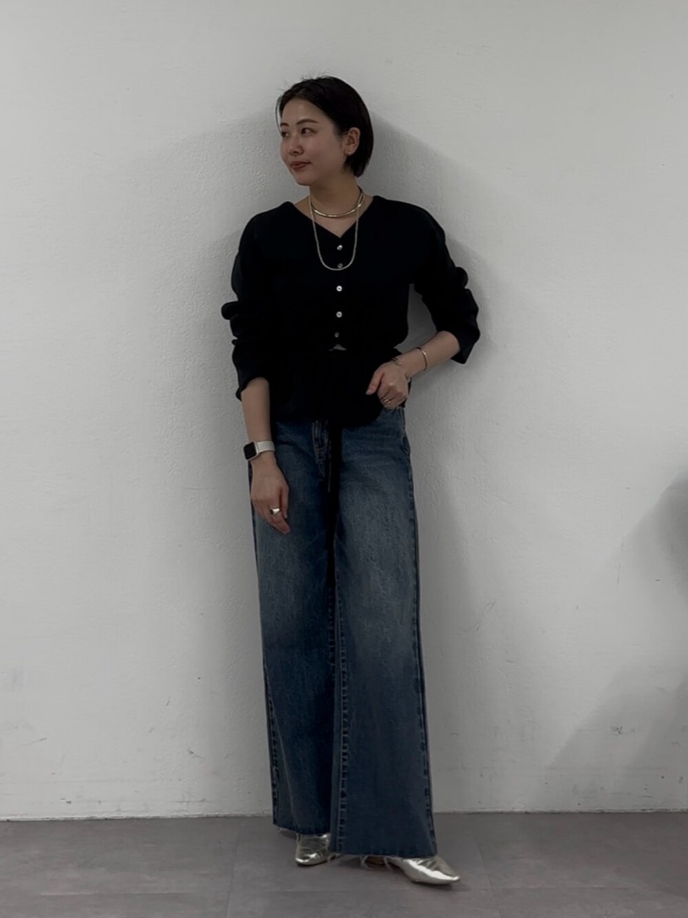 「春コーデ、オトナ女子、ぺプラムトップス、ぺプラム、春ニット、デニム、デニムパンツ、デニムコーデ、シンプルコーデ、シンプル、シンプルスタイル」｜「SHENERYの《3way仕様》《ウエスト細見え効果》3WAYペプラムニット（ニット/セーター、ブラック系）」を使った、TSURUGASAKI_163cmさん（レディース・163cm）の春コーディネートの1枚目の写真