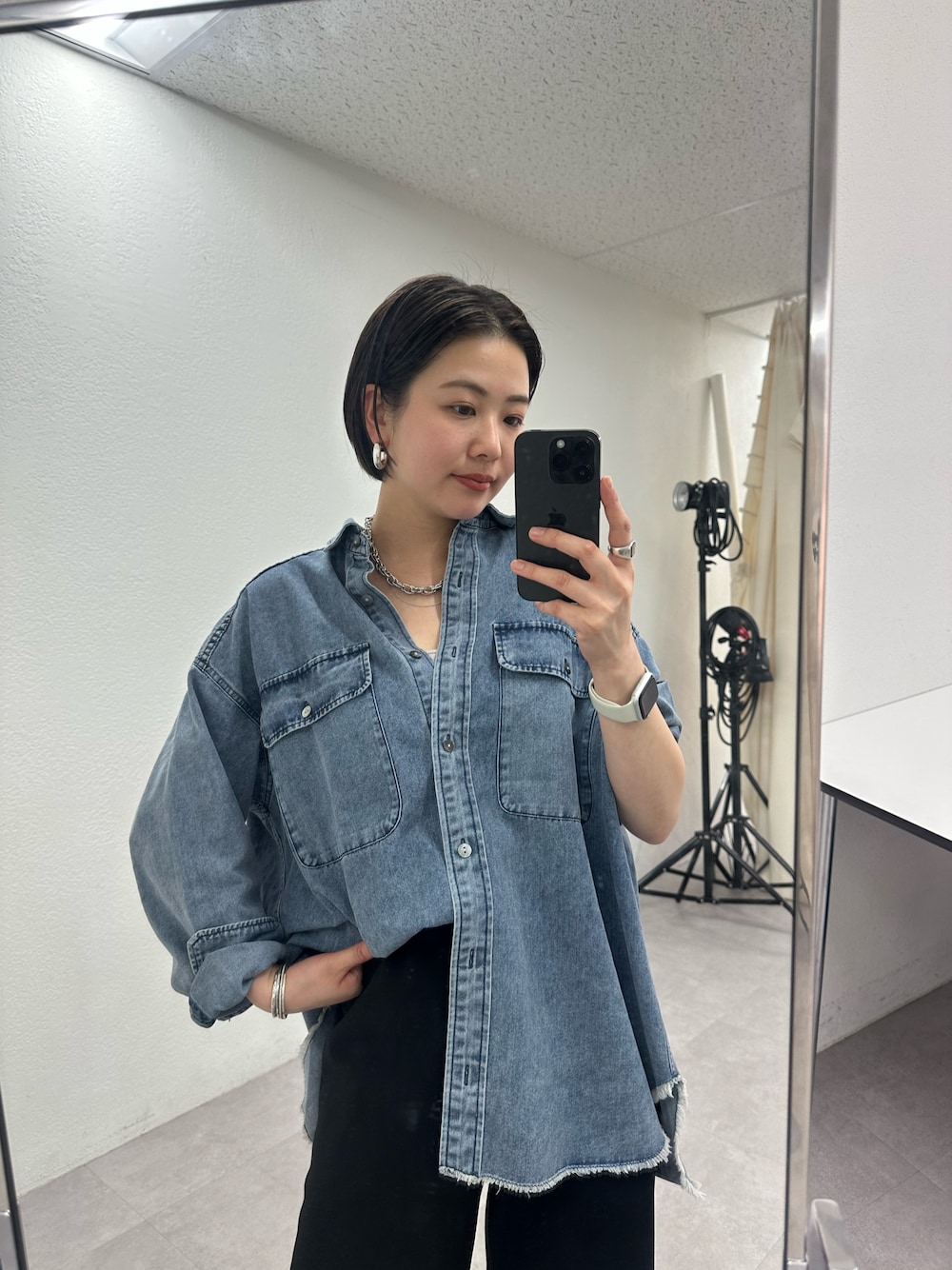 「春コーデ、お出かけコーデ、オトナ女子、ラクチンコーデ、シャツ/ブラウス、ブルー、大人女子、シンプルスタイル、オーバーサイズ、パンツスタイル、ワイドパンツ、シンプルコーデ、シンプル」｜「SHENERYの《お気に入り急上昇》《オールシーズン対応》オーバーシャツ（シャツ/ブラウス、ブルー系）」を使った、TSURUGASAKI_163cmさん（レディース・163cm）の春コーディネートの1枚目の写真