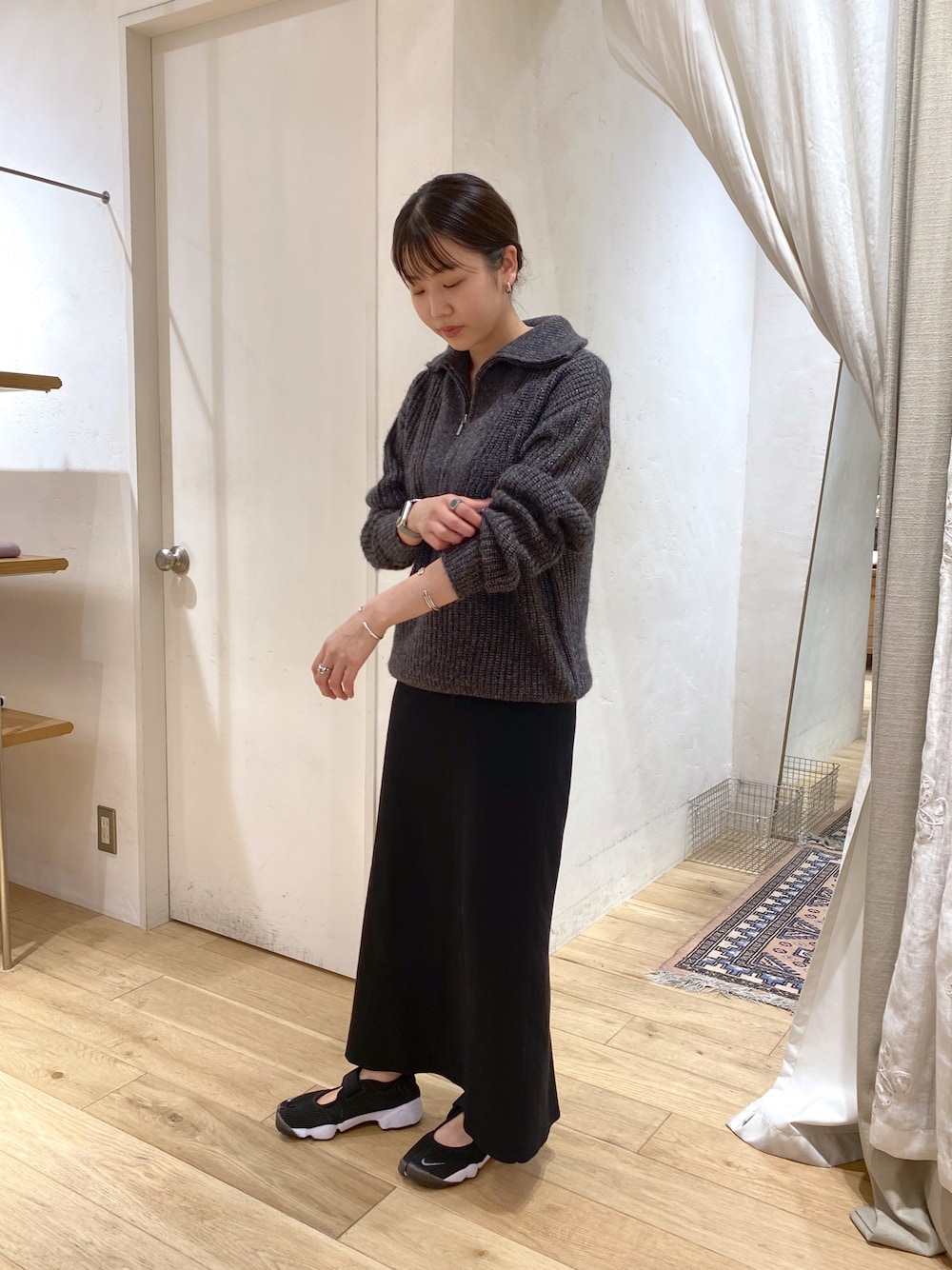 「秋トレンド2021、ワントーンコーデ、ハーフジップ、ニット、ワンピース、レイヤードスタイル、エアリフト、SHENERY」｜「SHENERYのラメ糸ZIPニットプルオーバー（ニット/セーター、ブラック系）」を使った、TSURUGASAKI_163cmさん（レディース・163cm）の秋コーディネートの1枚目の写真